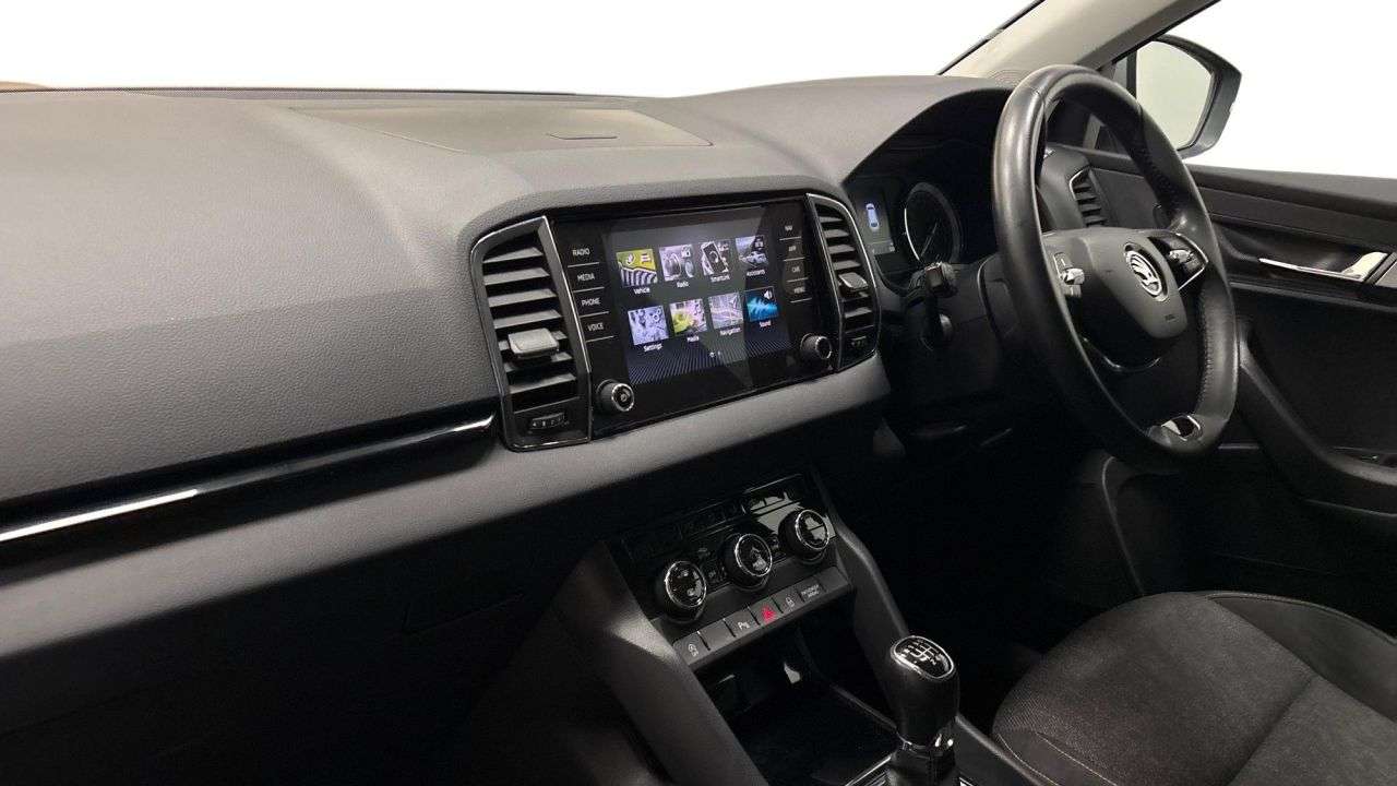 A 2021 SKODA KAROQ 1.0 TSI SE Drive SUV 5dr Petrol Manual Euro 6 (s/s) (110 ps) A 2021 SKODA KAROQ 1.0 TSI SE Drive SUV 5dr Petrol Manual Euro 6 (s/s) (110 ps)