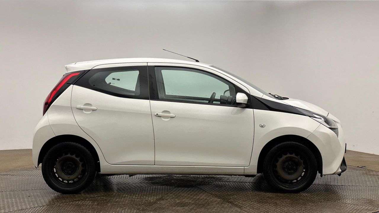 A 2021 TOYOTA AYGO 1.0 VVT-i x-play Hatchback 5dr Petrol Manual Euro 6 (s/s) (71 ps) A 2021 TOYOTA AYGO 1.0 VVT-i x-play Hatchback 5dr Petrol Manual Euro 6 (s/s) (71 ps)