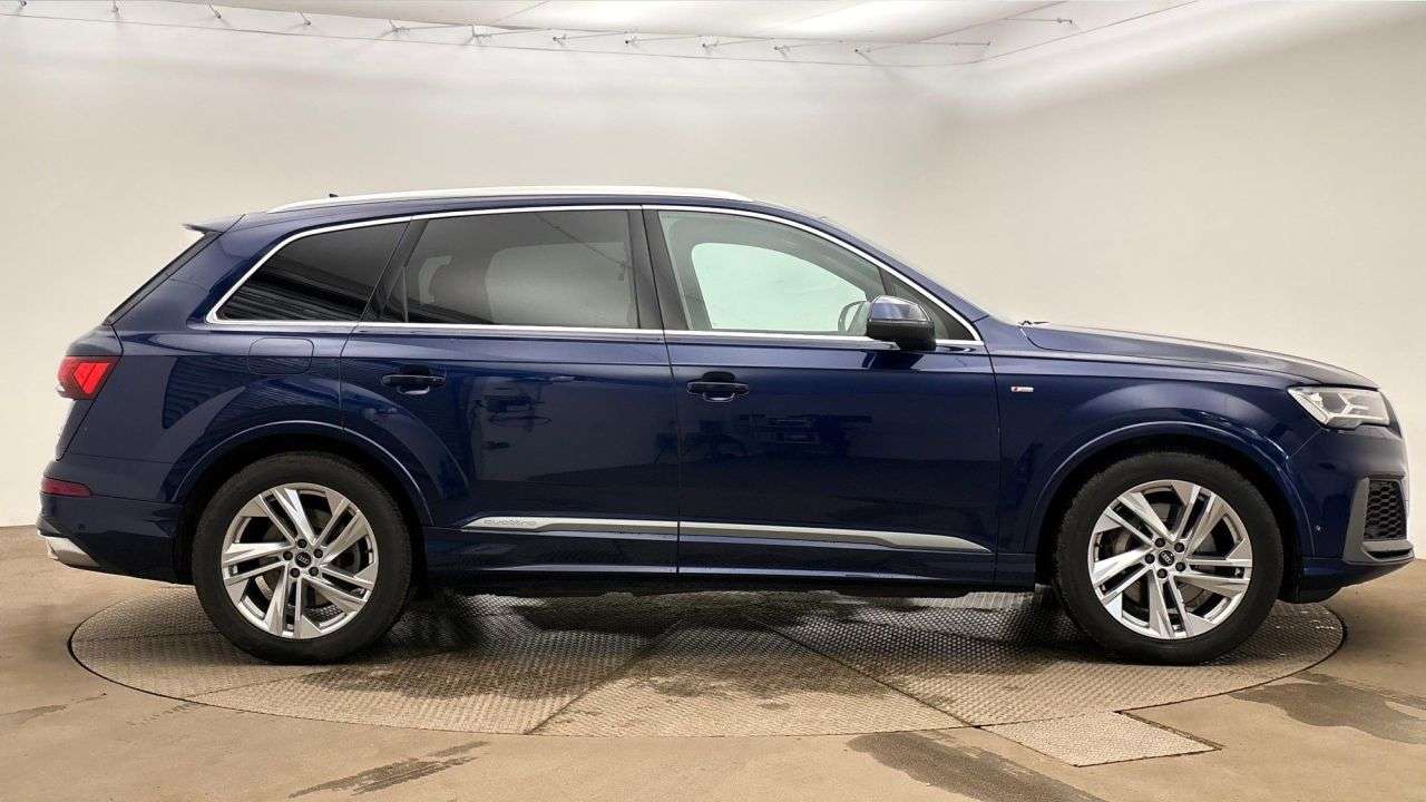 A 2022 AUDI Q7 3.0 TFSI V6 55 S line SUV 5dr Petrol Tiptronic quattro Euro 6 (s/s) (340 ps A 2022 AUDI Q7 3.0 TFSI V6 55 S line SUV 5dr Petrol Tiptronic quattro Euro 6 (s/s) (340 ps