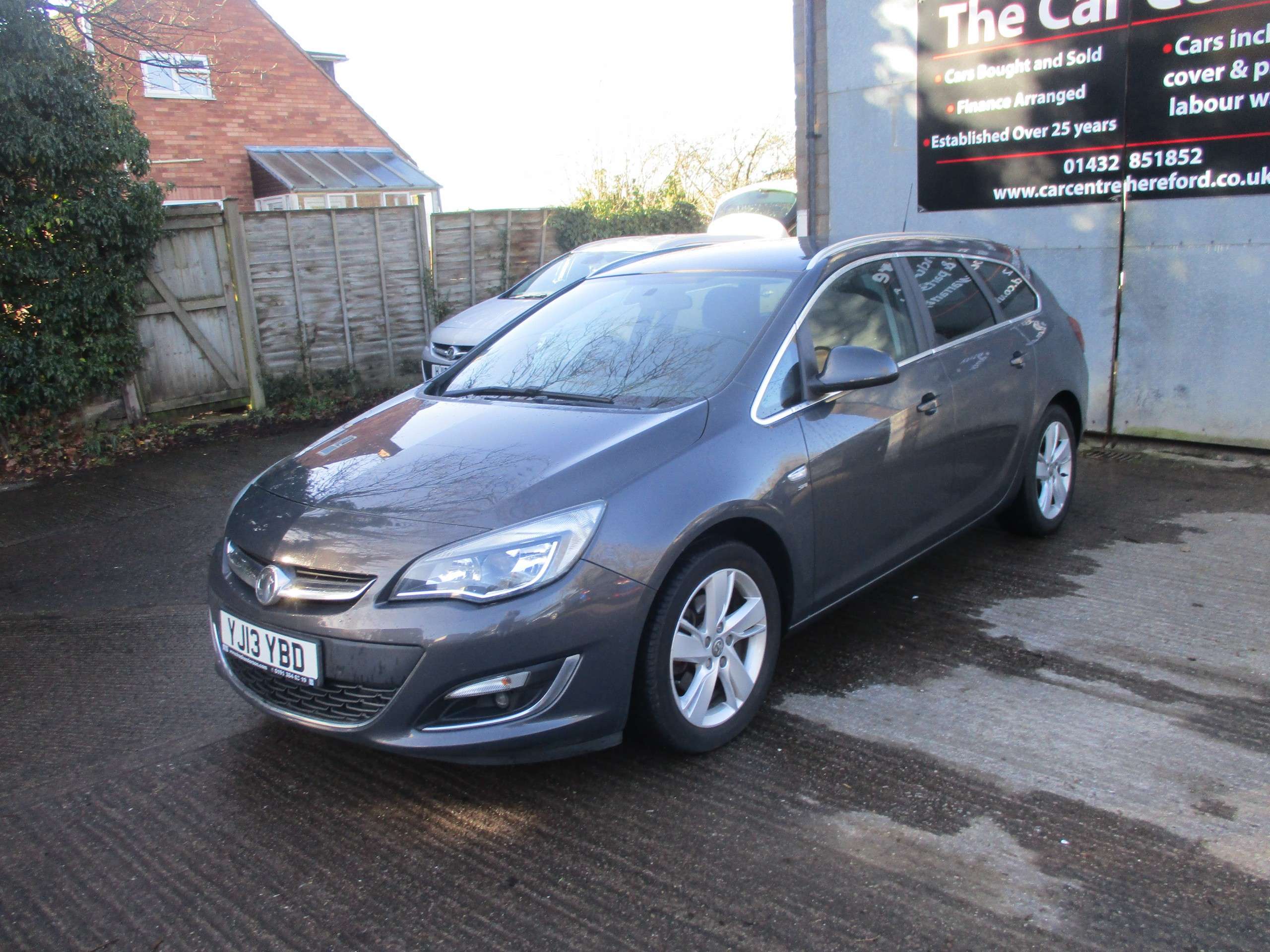 A 2013 VAUXHALL ASTRA 2.0 CDTi SRi Sports Tourer 5dr Diesel Manual Euro 5 (s/s) (165 ps) A 2013 VAUXHALL ASTRA 2.0 CDTi SRi Sports Tourer 5dr Diesel Manual Euro 5 (s/s) (165 ps)