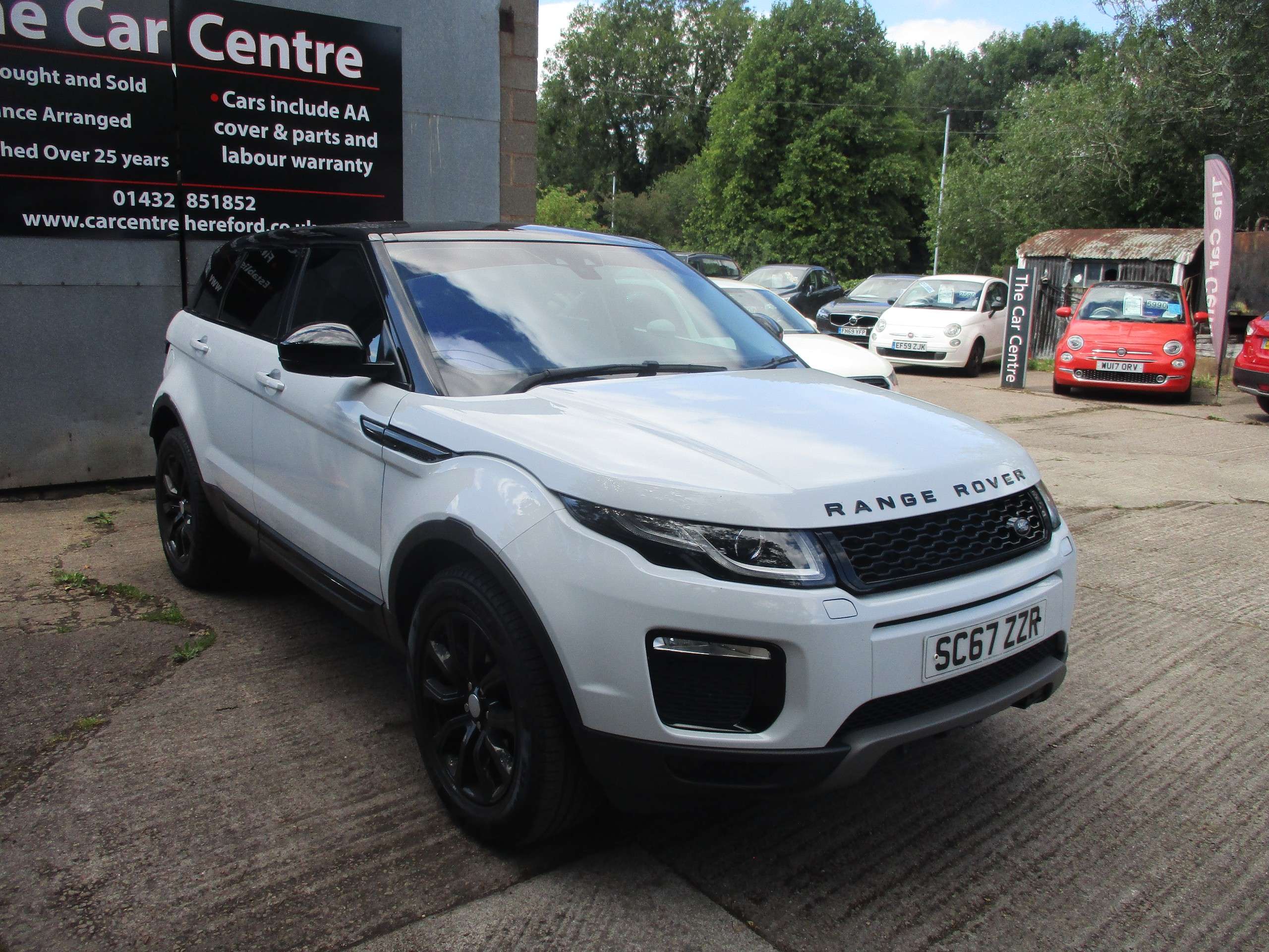 A 2017 LAND ROVER RANGE ROVER EVOQUE TD4 SE TECH 5-Door A 2017 LAND ROVER RANGE ROVER EVOQUE TD4 SE TECH 5-Door