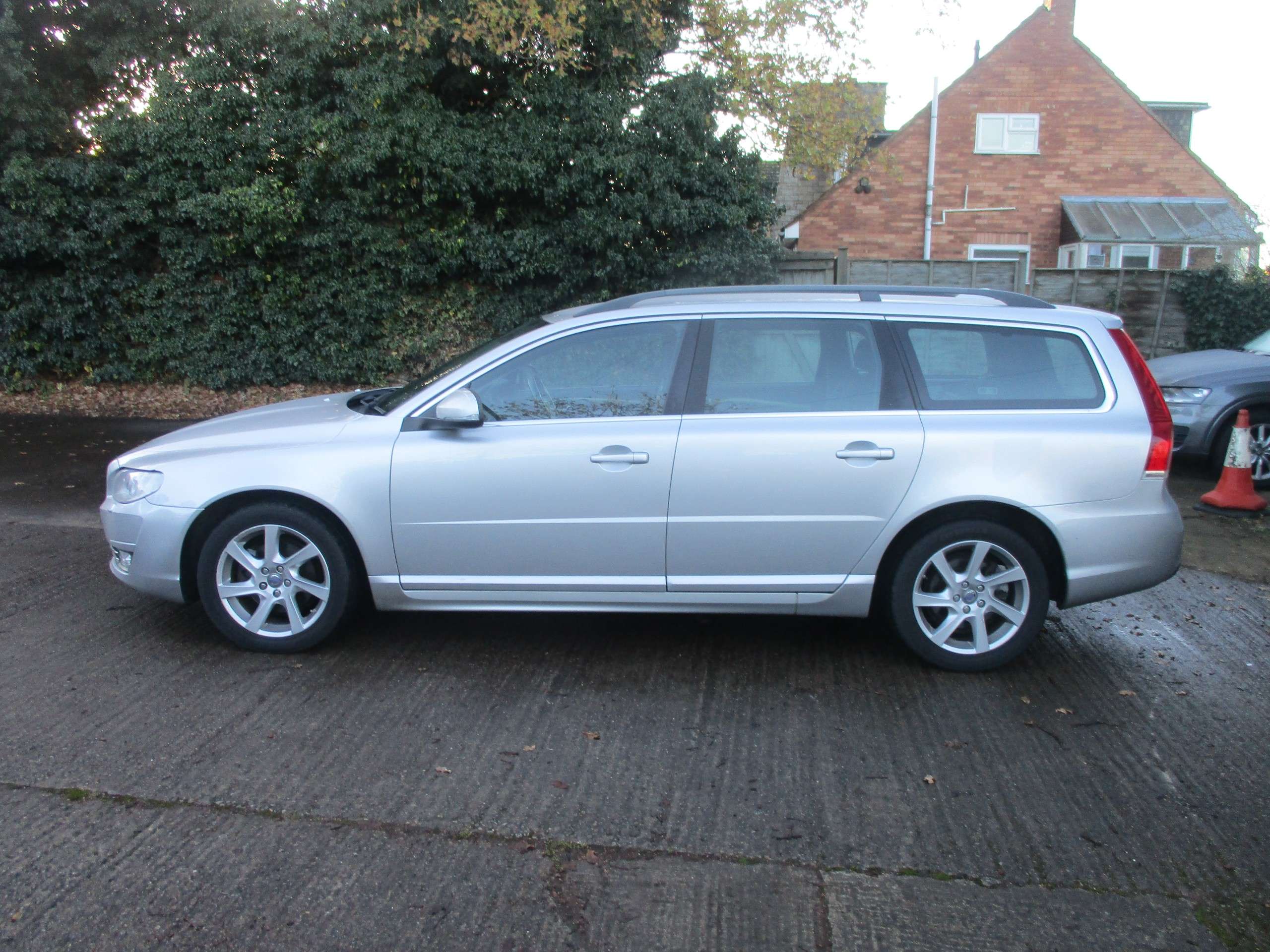 A 2014 VOLVO V70 2.0 D4 SE Nav Estate 5dr Diesel Manual Euro 6 (s/s) (181 ps) A 2014 VOLVO V70 2.0 D4 SE Nav Estate 5dr Diesel Manual Euro 6 (s/s) (181 ps)