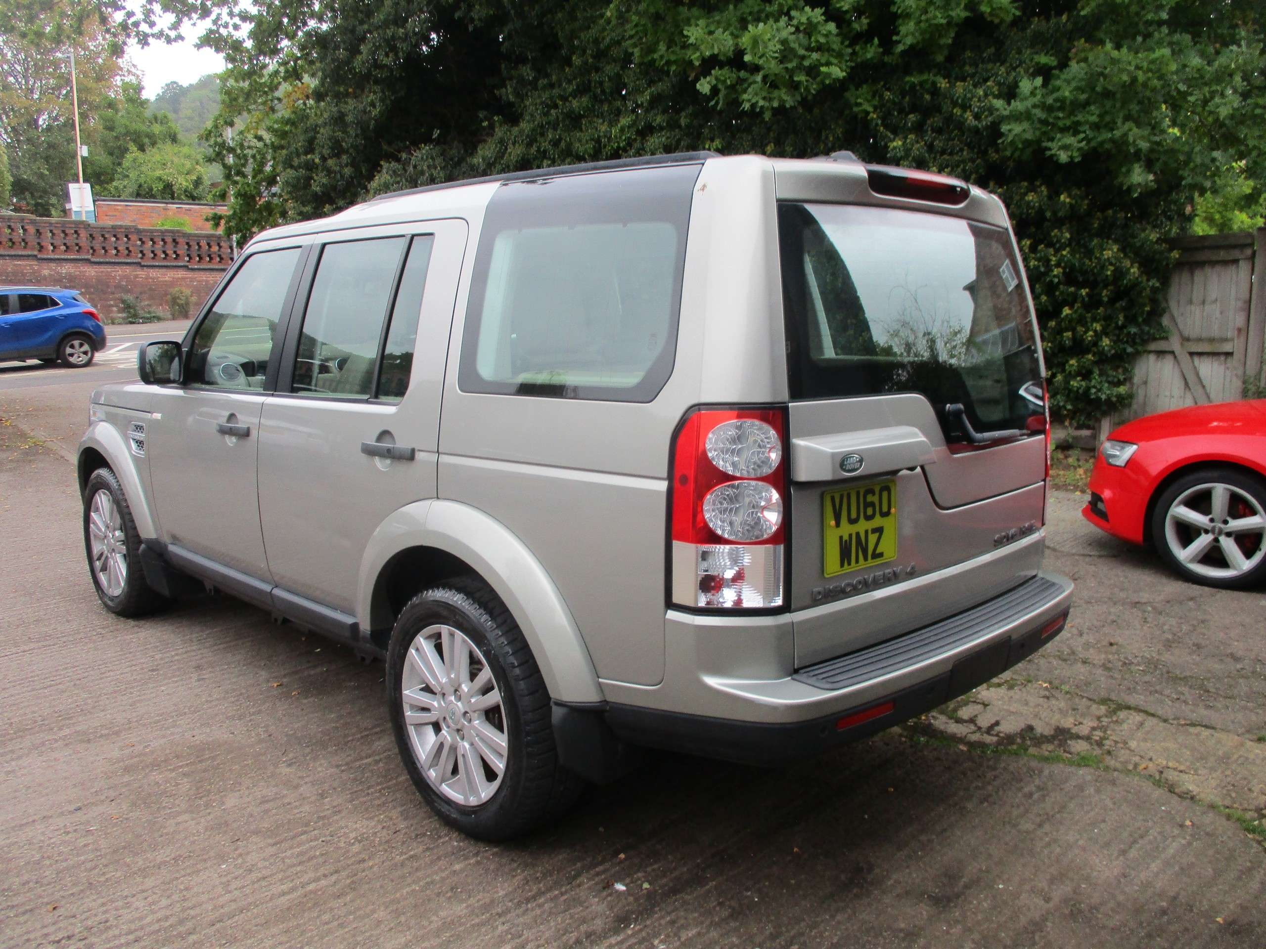A 2010 LAND ROVER DISCOVERY 4 3.0 TD V6 HSE SUV 5dr Diesel Auto 4WD Euro 4 (245 ps) A 2010 LAND ROVER DISCOVERY 4 3.0 TD V6 HSE SUV 5dr Diesel Auto 4WD Euro 4 (245 ps)