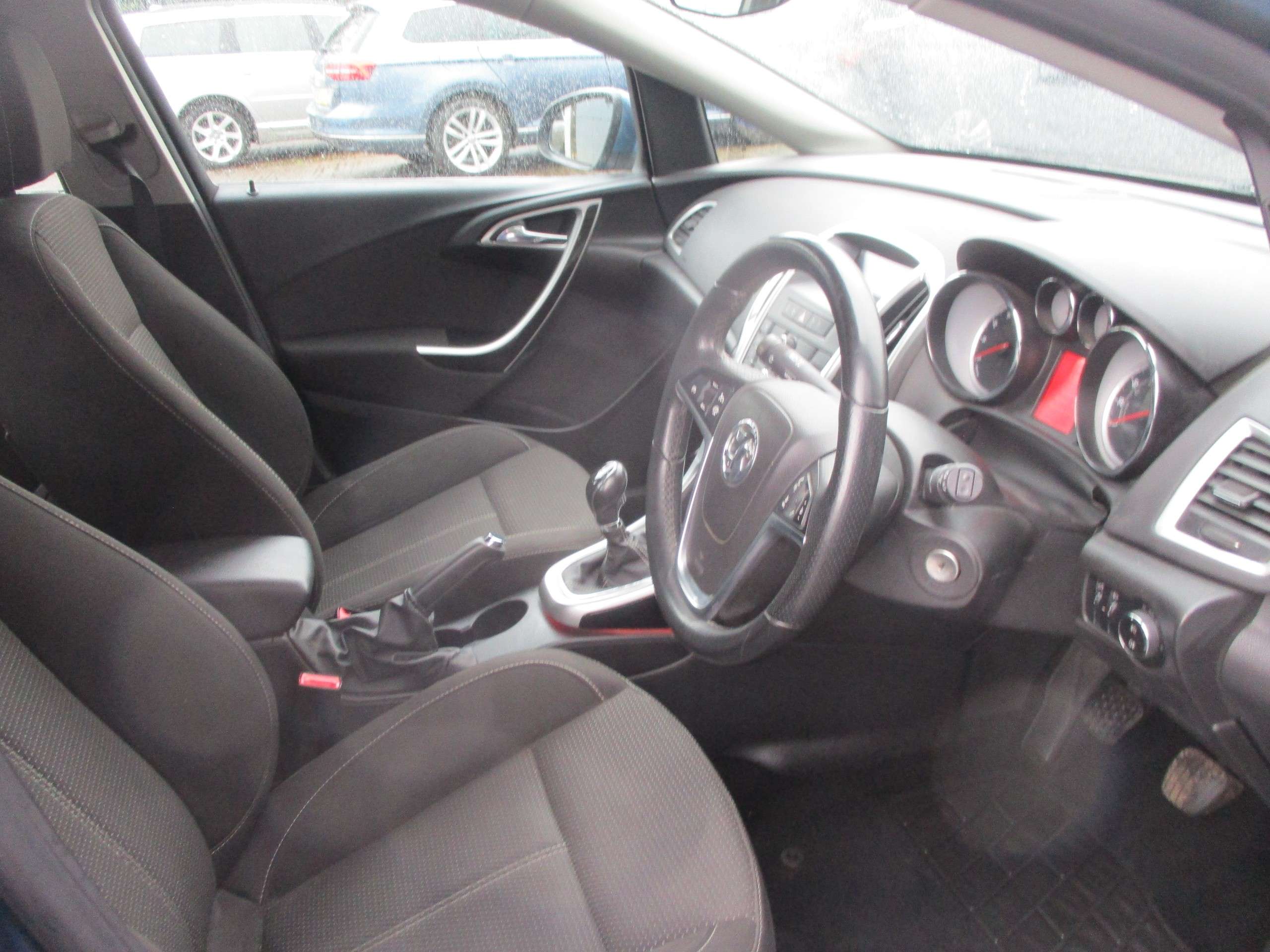 A 2013 VAUXHALL ASTRA 1.4 16v SRi Hatchback 5dr Petrol Manual Euro 5 (100 ps) A 2013 VAUXHALL ASTRA 1.4 16v SRi Hatchback 5dr Petrol Manual Euro 5 (100 ps)