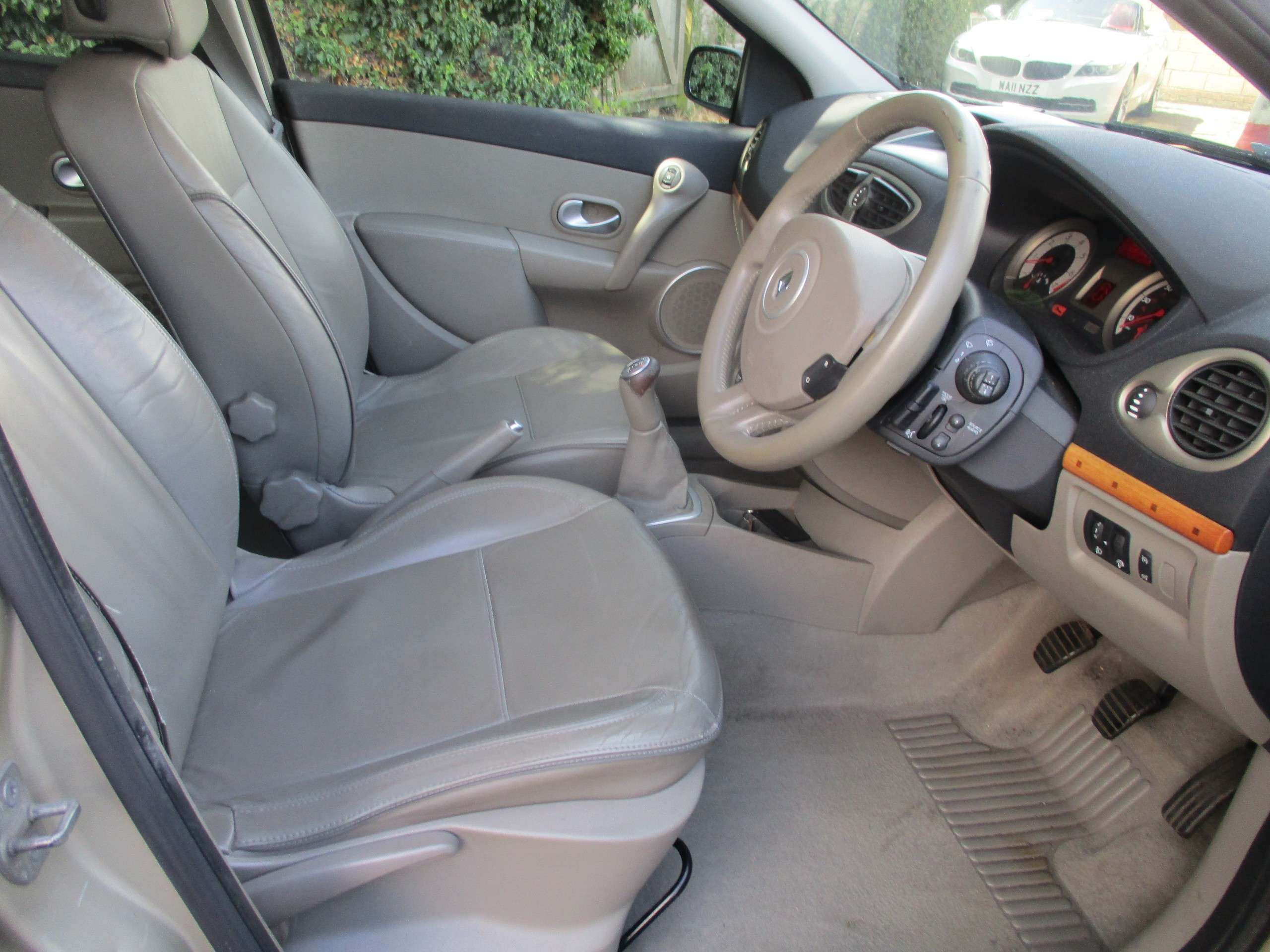 A 2007 RENAULT CLIO 1.6 VVT Initiale Hatchback 5dr Petrol Manual (157 g/km, 111 bhp) A 2007 RENAULT CLIO 1.6 VVT Initiale Hatchback 5dr Petrol Manual (157 g/km, 111 bhp)