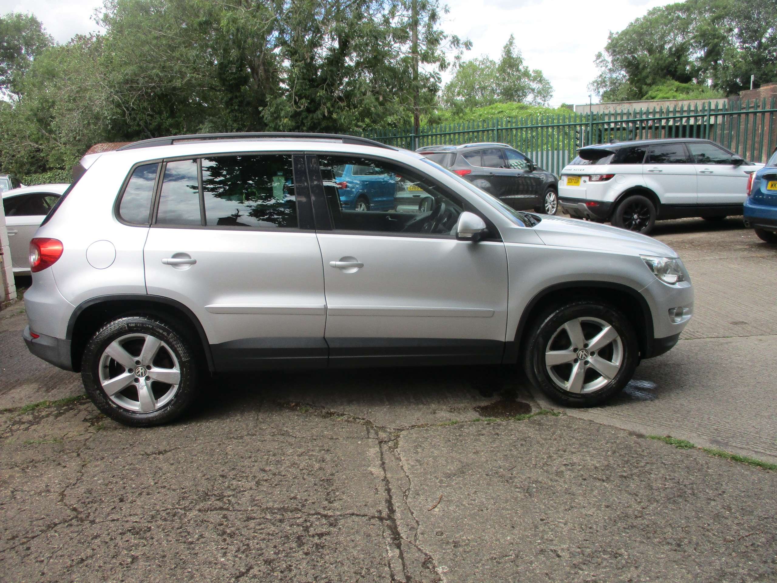 A 2010 VOLKSWAGEN TIGUAN 2.0 TDI Escape SUV 5dr Diesel Manual 4WD Euro 5 (140 ps) A 2010 VOLKSWAGEN TIGUAN 2.0 TDI Escape SUV 5dr Diesel Manual 4WD Euro 5 (140 ps)