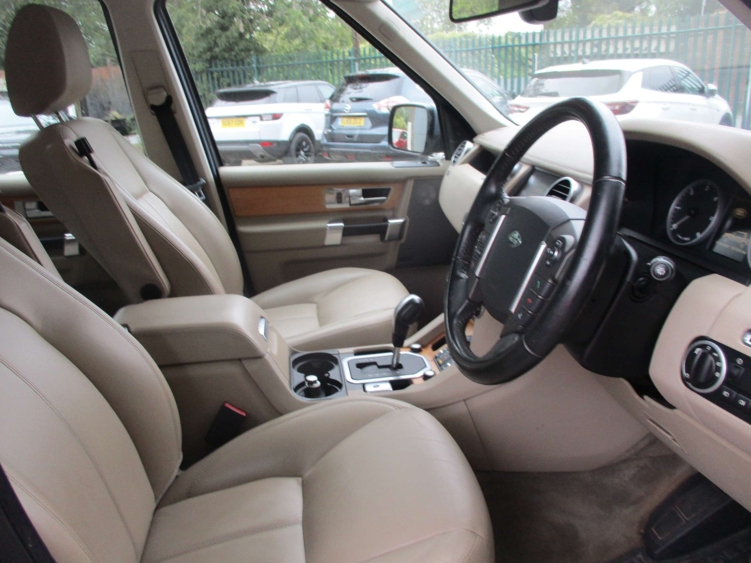 A 2010 LAND ROVER DISCOVERY 4 3.0 TD V6 HSE SUV 5dr Diesel Auto 4WD Euro 4 (245 ps) A 2010 LAND ROVER DISCOVERY 4 3.0 TD V6 HSE SUV 5dr Diesel Auto 4WD Euro 4 (245 ps)