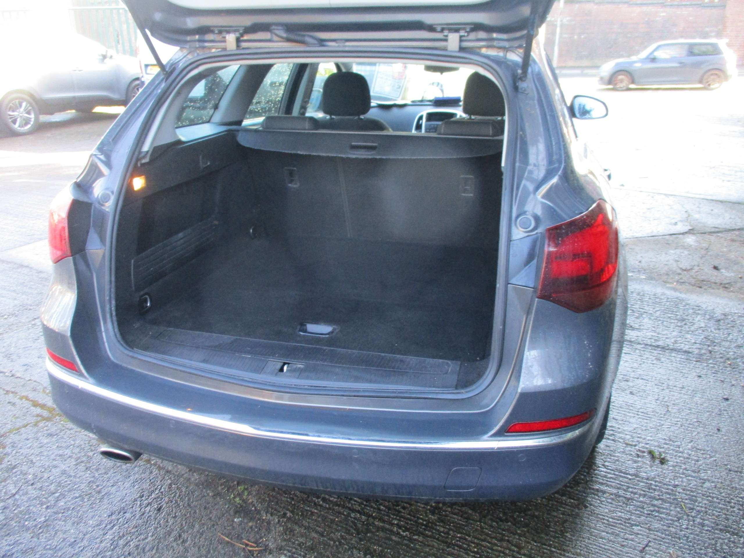 A 2013 VAUXHALL ASTRA 2.0 CDTi SRi Sports Tourer 5dr Diesel Manual Euro 5 (s/s) (165 ps) A 2013 VAUXHALL ASTRA 2.0 CDTi SRi Sports Tourer 5dr Diesel Manual Euro 5 (s/s) (165 ps)