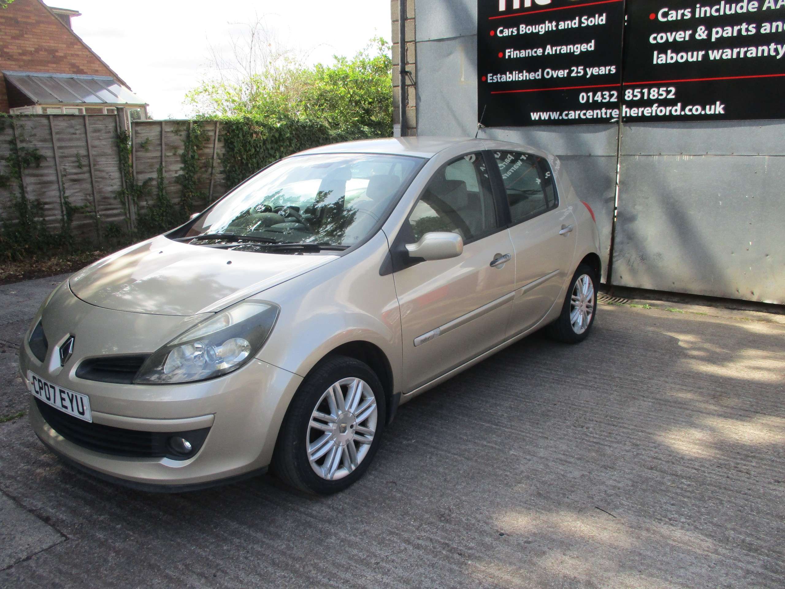 A 2007 RENAULT CLIO 1.6 VVT Initiale Hatchback 5dr Petrol Manual (157 g/km, 111 bhp) A 2007 RENAULT CLIO 1.6 VVT Initiale Hatchback 5dr Petrol Manual (157 g/km, 111 bhp)