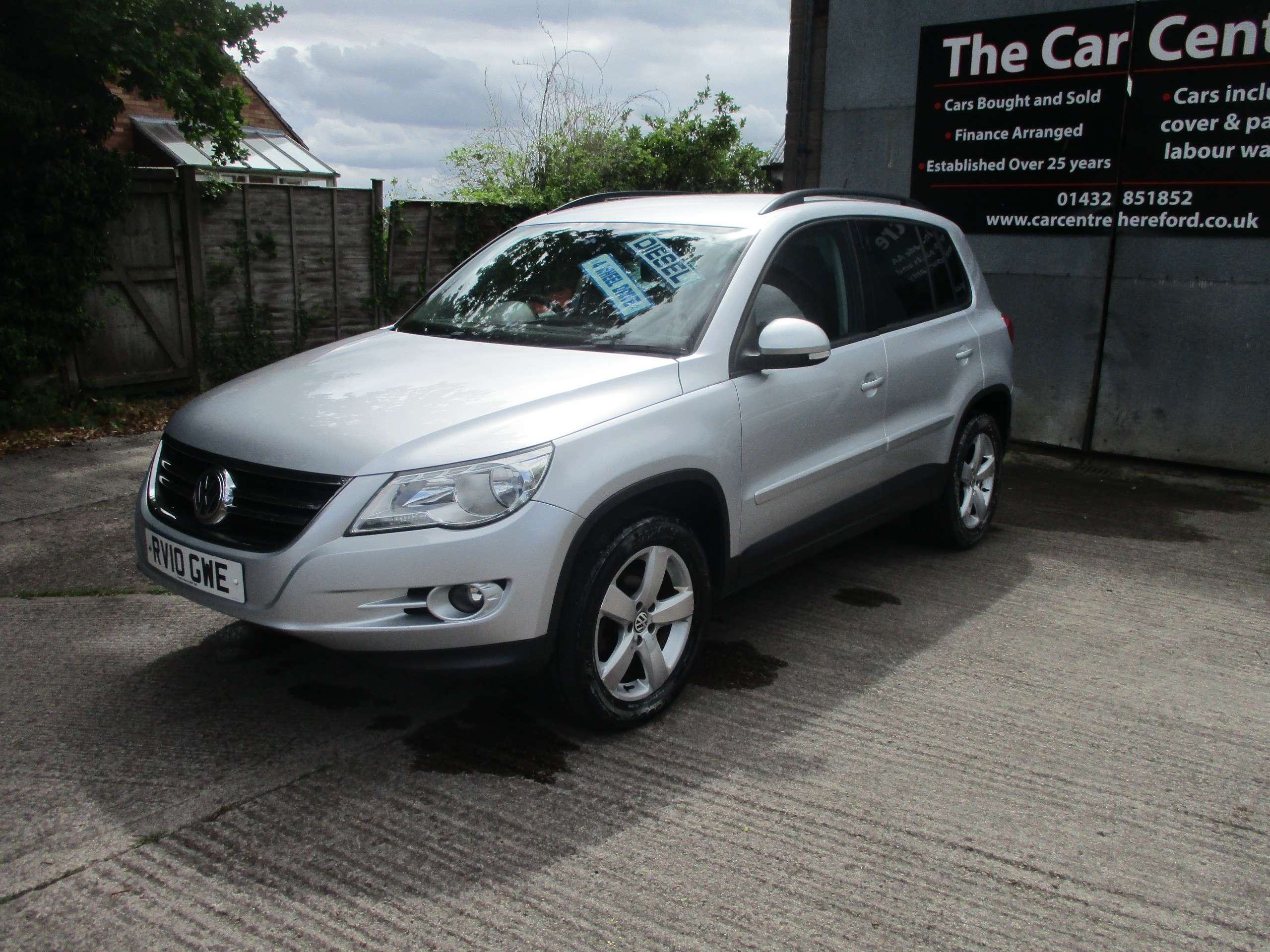 A 2010 VOLKSWAGEN TIGUAN 2.0 TDI Escape SUV 5dr Diesel Manual 4WD Euro 5 (140 ps) A 2010 VOLKSWAGEN TIGUAN 2.0 TDI Escape SUV 5dr Diesel Manual 4WD Euro 5 (140 ps)