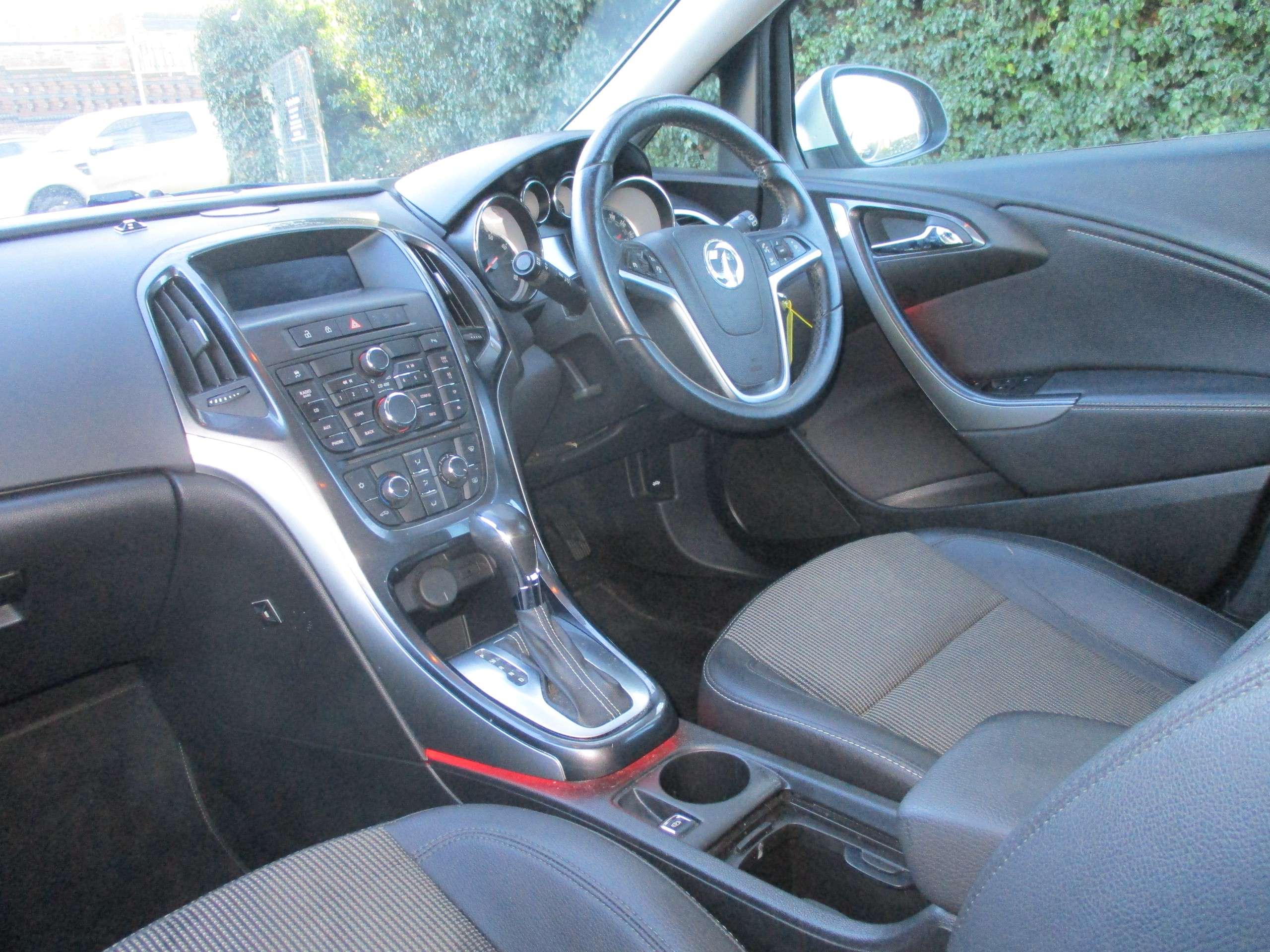 A 2013 VAUXHALL ASTRA 1.6 16V SE Sports Tourer 5dr Petrol Auto Euro 5 (115 ps) A 2013 VAUXHALL ASTRA 1.6 16V SE Sports Tourer 5dr Petrol Auto Euro 5 (115 ps)