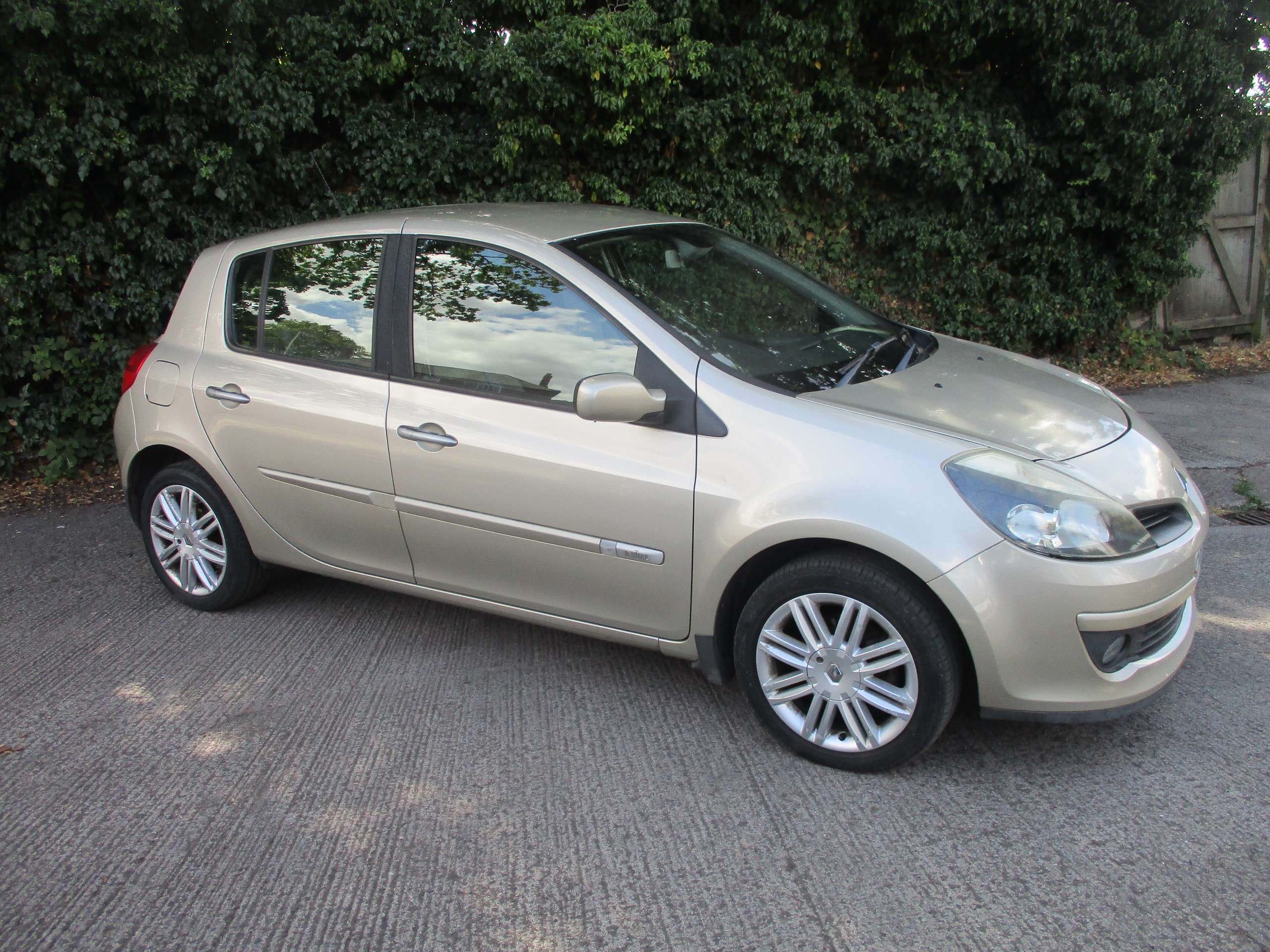 A 2007 RENAULT CLIO 1.6 VVT Initiale Hatchback 5dr Petrol Manual (157 g/km, 111 bhp) A 2007 RENAULT CLIO 1.6 VVT Initiale Hatchback 5dr Petrol Manual (157 g/km, 111 bhp)