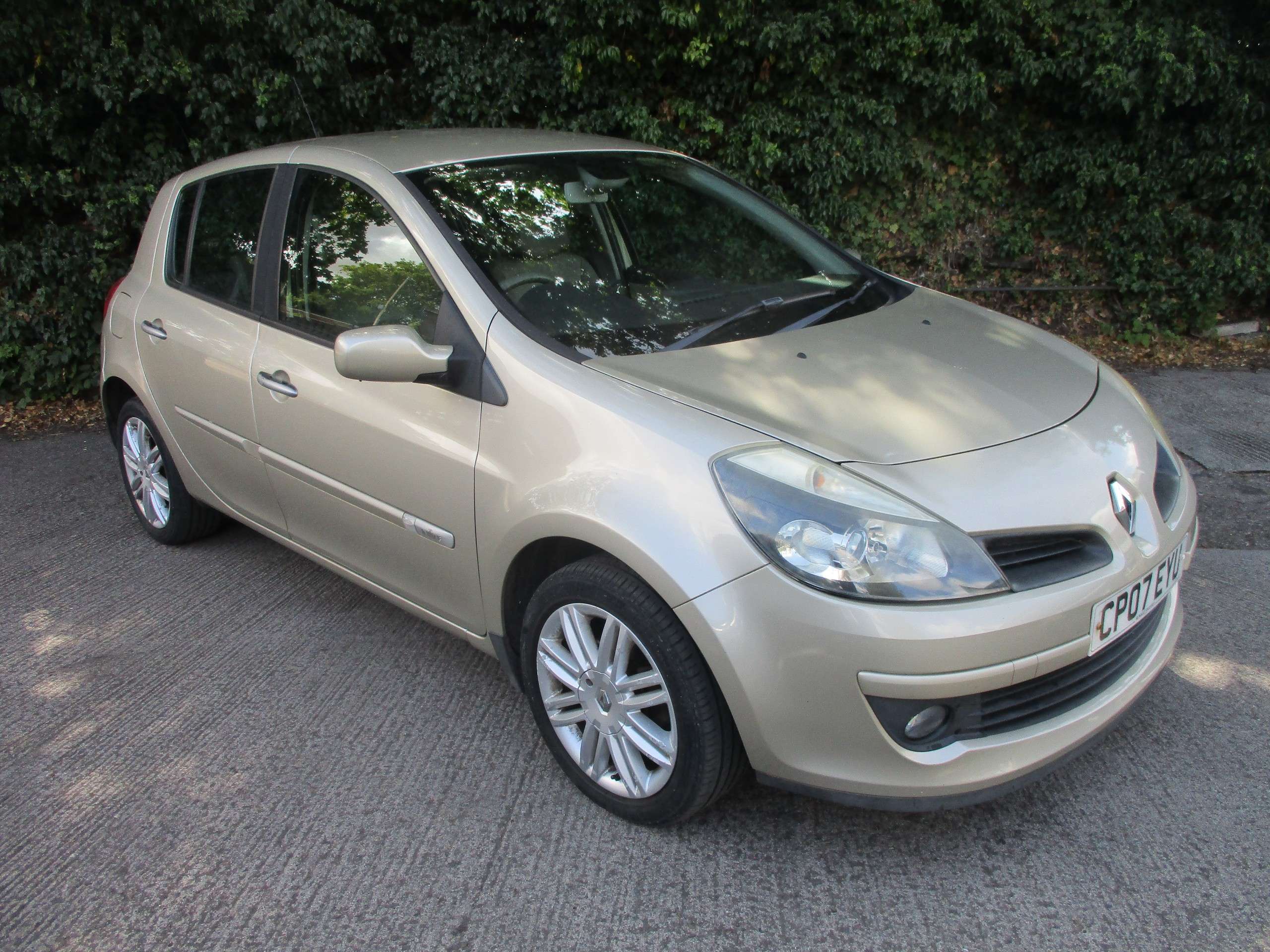 A 2007 RENAULT CLIO 1.6 VVT Initiale Hatchback 5dr Petrol Manual (157 g/km, 111 bhp) A 2007 RENAULT CLIO 1.6 VVT Initiale Hatchback 5dr Petrol Manual (157 g/km, 111 bhp)