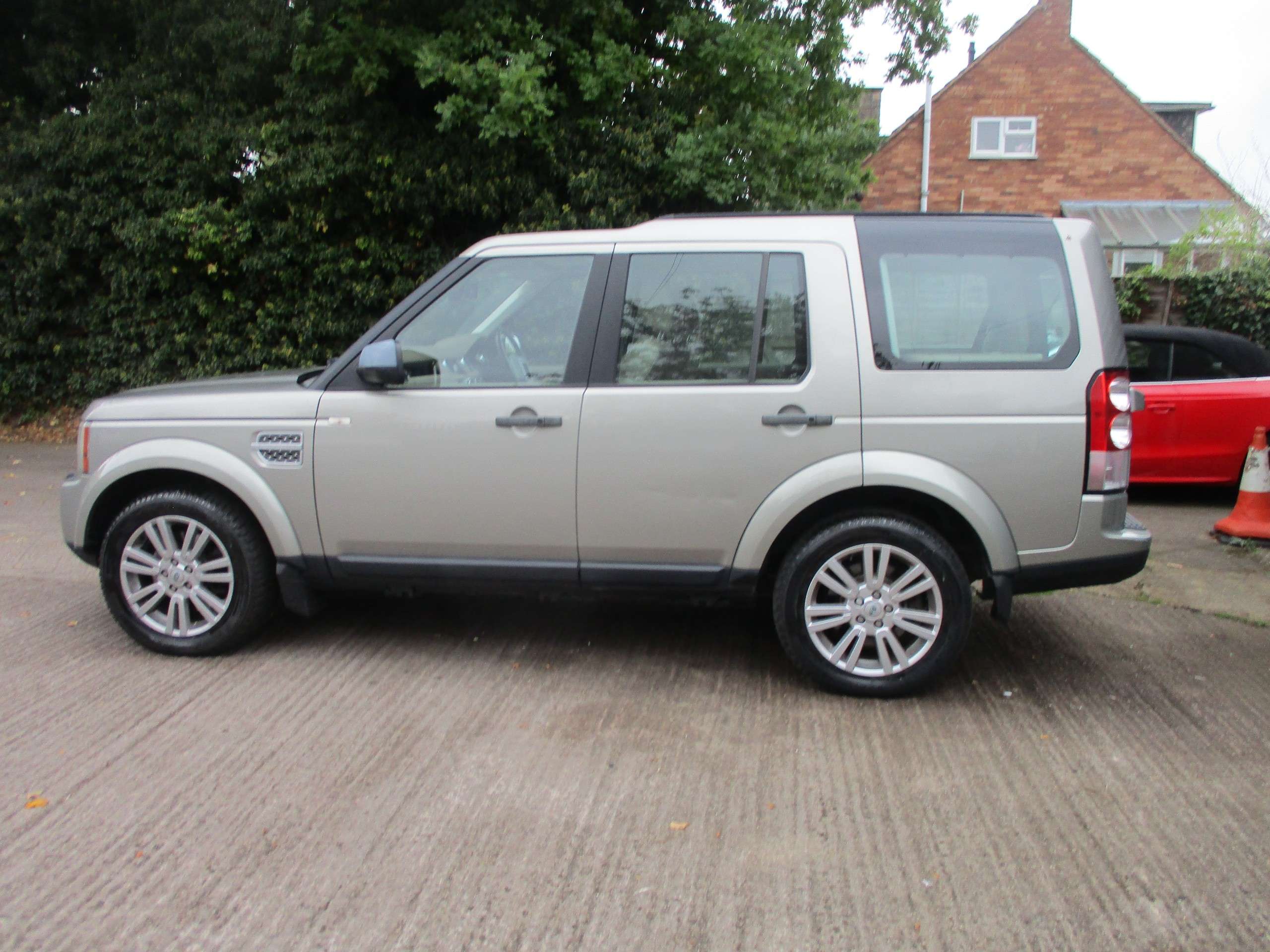 A 2010 LAND ROVER DISCOVERY 4 3.0 TD V6 HSE SUV 5dr Diesel Auto 4WD Euro 4 (245 ps) A 2010 LAND ROVER DISCOVERY 4 3.0 TD V6 HSE SUV 5dr Diesel Auto 4WD Euro 4 (245 ps)