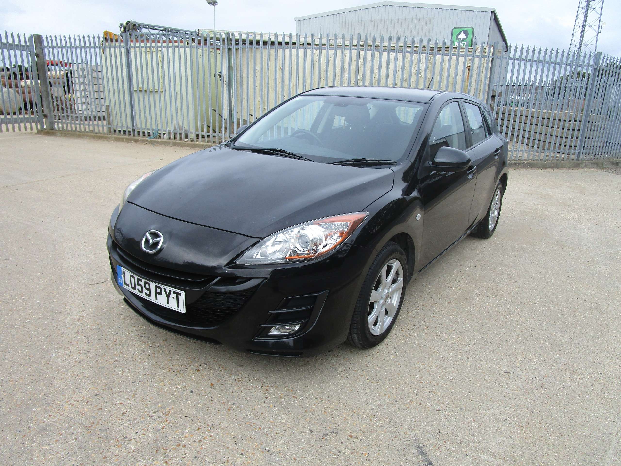 A 2010 MAZDA 3 TS2 D 5-Door (35 Pound Road Tax) A 2010 MAZDA 3 TS2 D 5-Door (35 Pound Road Tax)