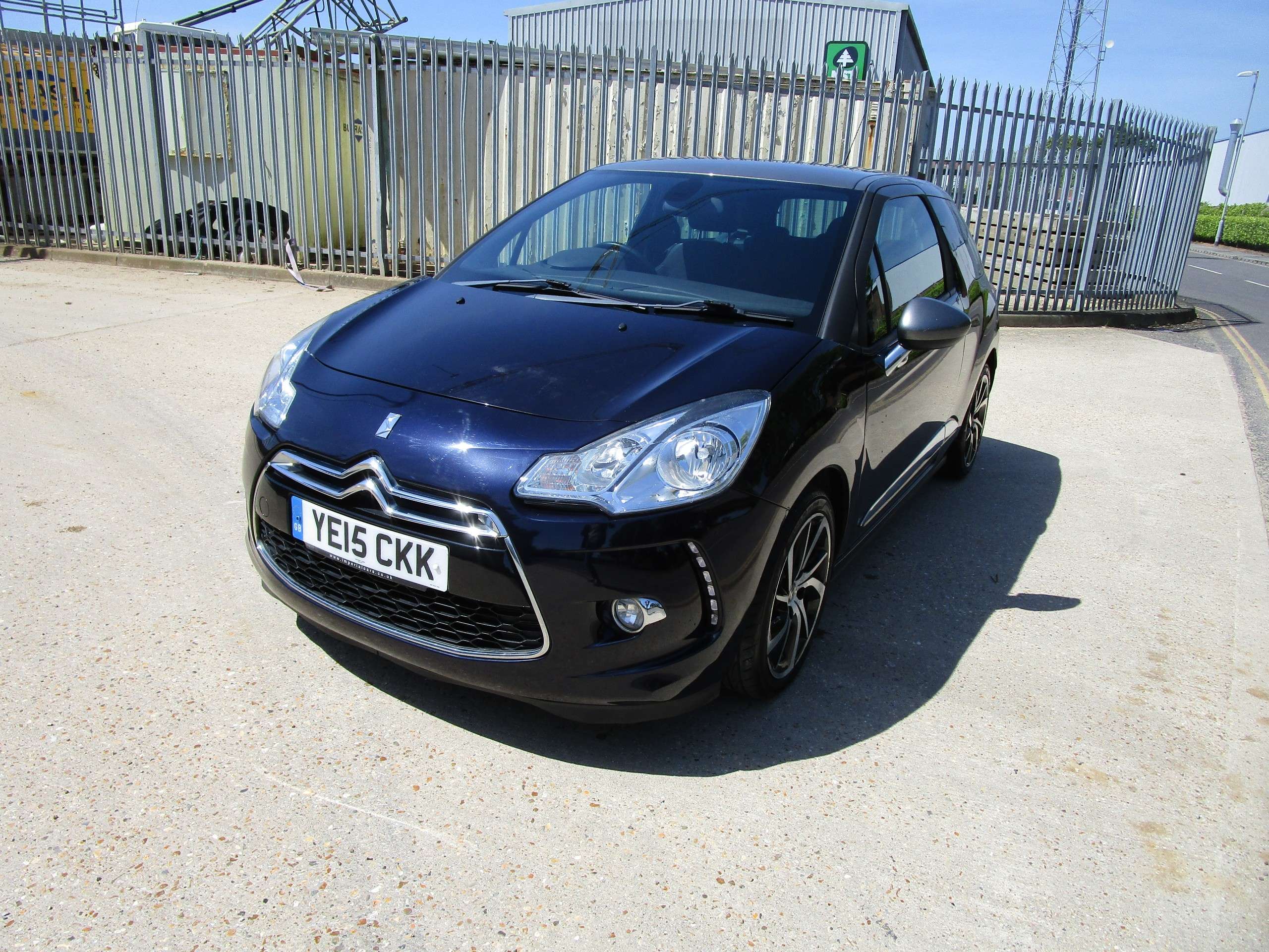 A 2015 CITROEN DS3 1.6 e-HDi DStyle Plus Hatchback 3dr Diesel Manual Euro 5 (s/s) (90 ps) A 2015 CITROEN DS3 1.6 e-HDi DStyle Plus Hatchback 3dr Diesel Manual Euro 5 (s/s) (90 ps)