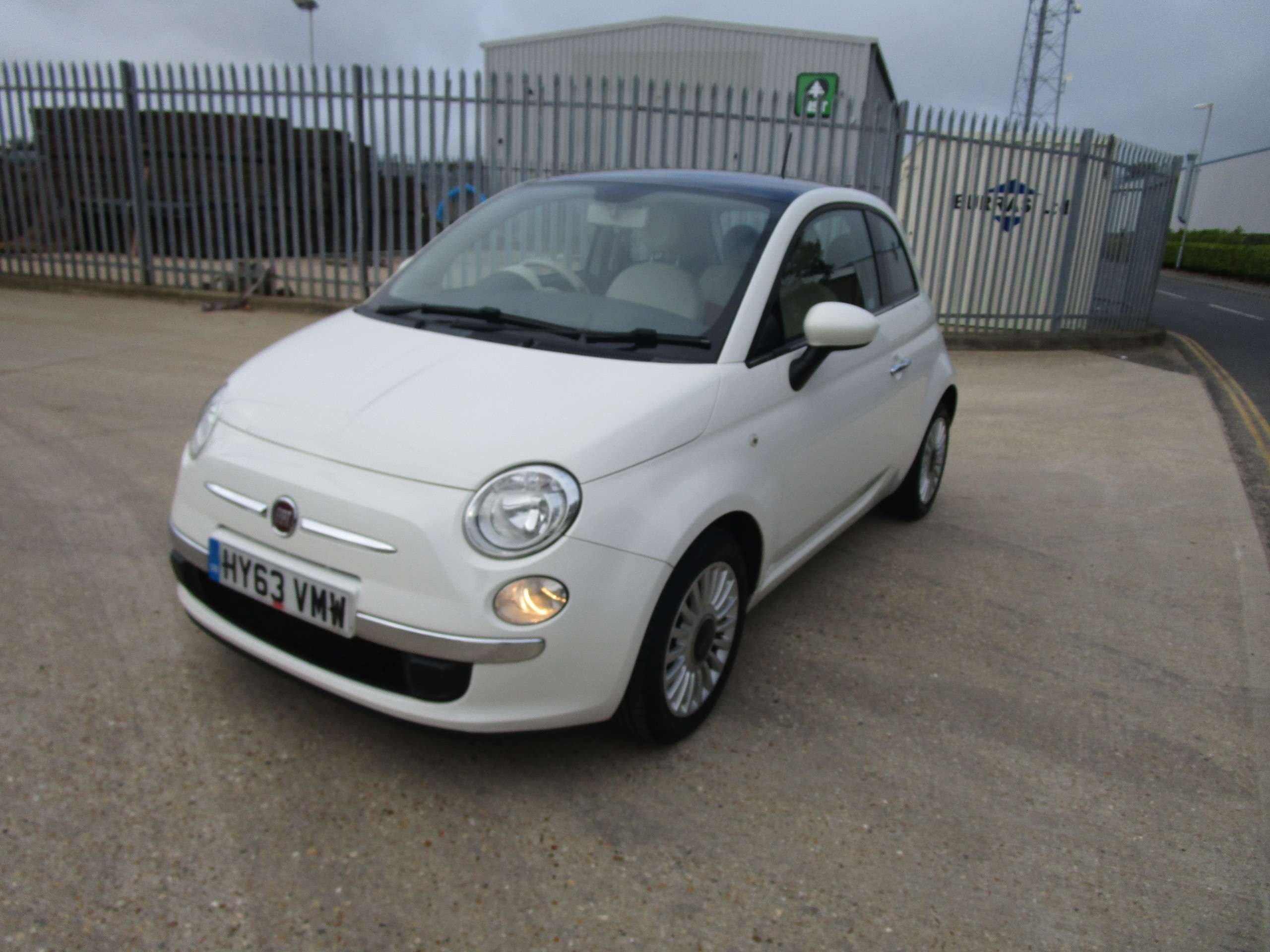 A 2013 FIAT 500 1.2 Lounge Hatchback 3dr Petrol Manual Euro 6 (s/s) (69 bhp) A 2013 FIAT 500 1.2 Lounge Hatchback 3dr Petrol Manual Euro 6 (s/s) (69 bhp)