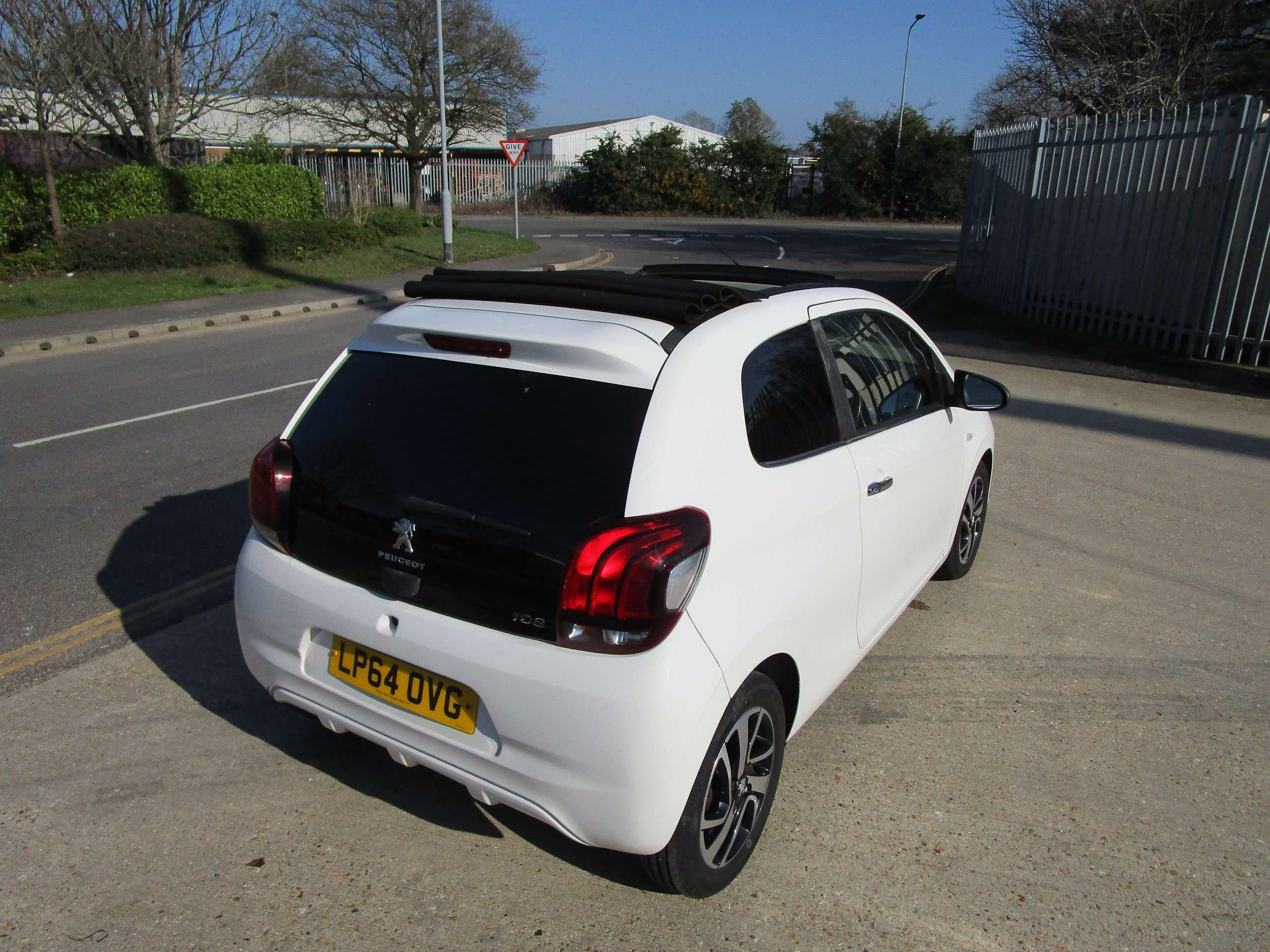 2015 PEUGEOT 108 2015 PEUGEOT 108