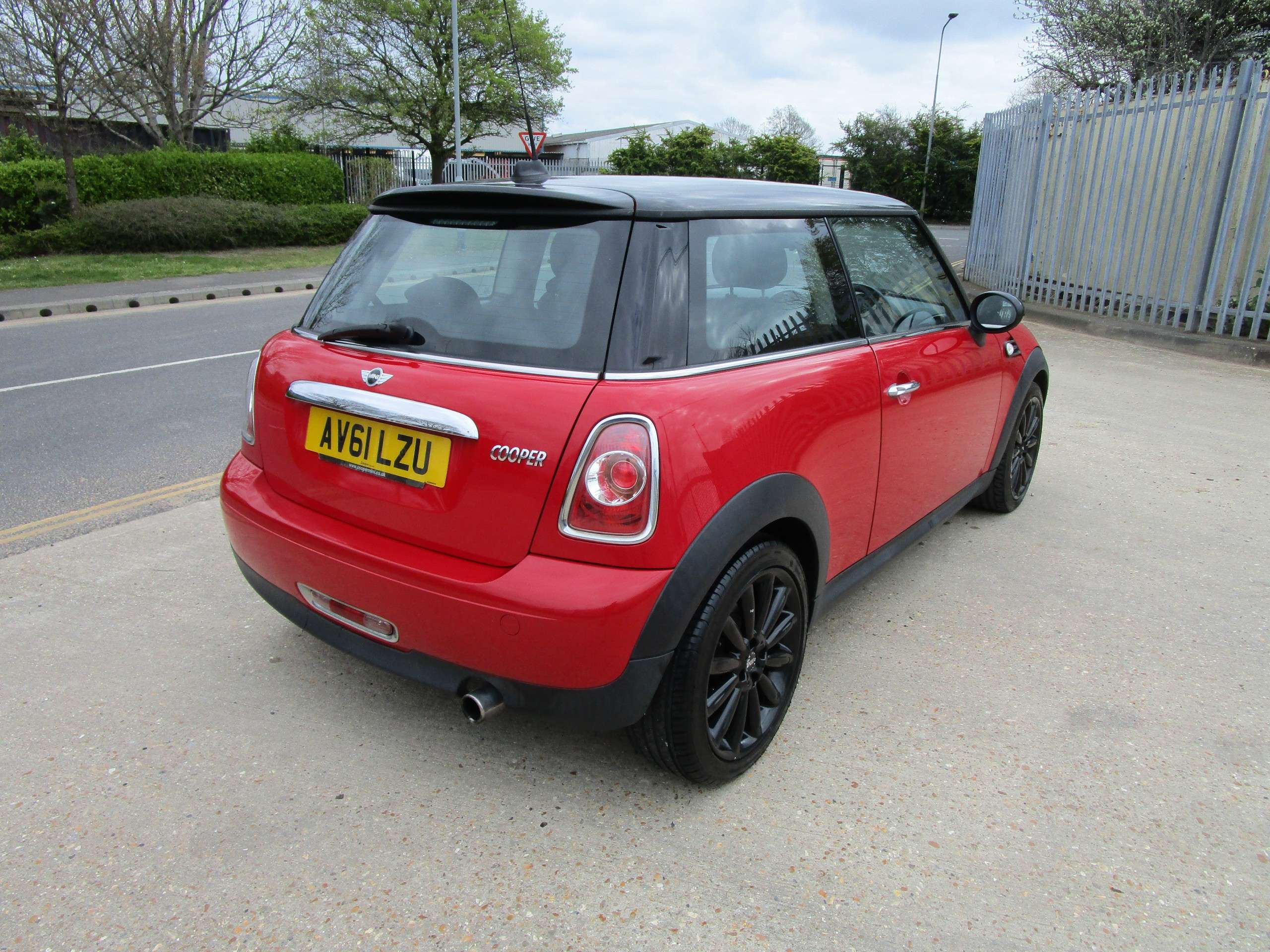 A 2011 MINI HATCH 1.6 Cooper Hatchback 3dr Petrol Manual Euro 5 (s/s) (122 ps) A 2011 MINI HATCH 1.6 Cooper Hatchback 3dr Petrol Manual Euro 5 (s/s) (122 ps)