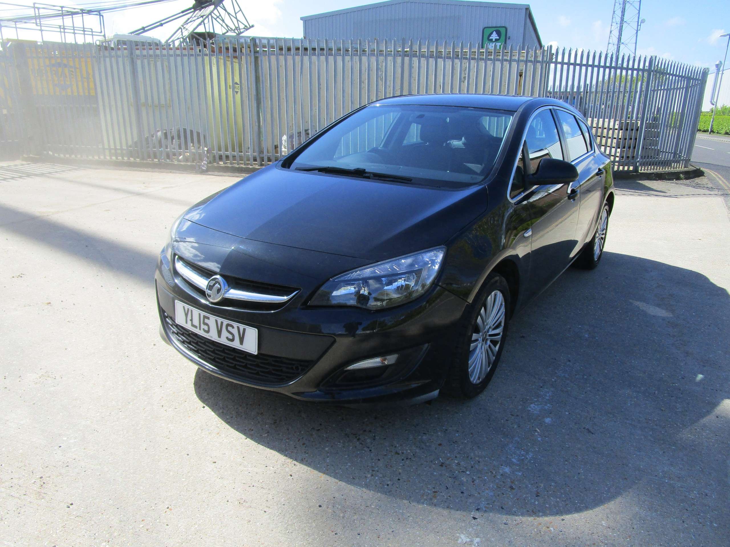 A 2015 VAUXHALL ASTRA 1.6 16v Excite Hatchback 5dr Petrol Manual Euro 5 (115 ps) A 2015 VAUXHALL ASTRA 1.6 16v Excite Hatchback 5dr Petrol Manual Euro 5 (115 ps)