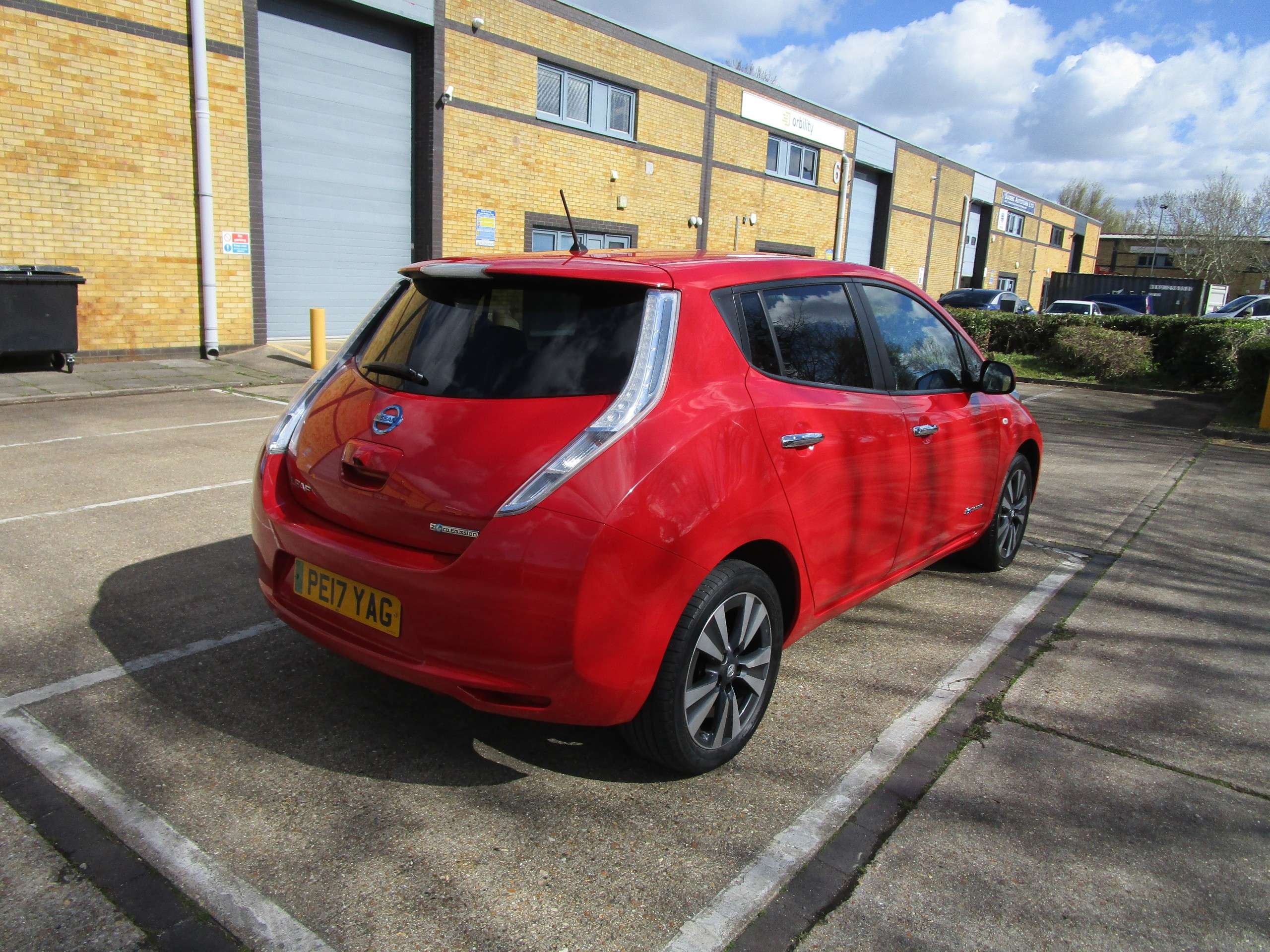 A 2017 NISSAN LEAF 30kWh Tekna Hatchback 5dr Electric Auto (109 bhp) A 2017 NISSAN LEAF 30kWh Tekna Hatchback 5dr Electric Auto (109 bhp)