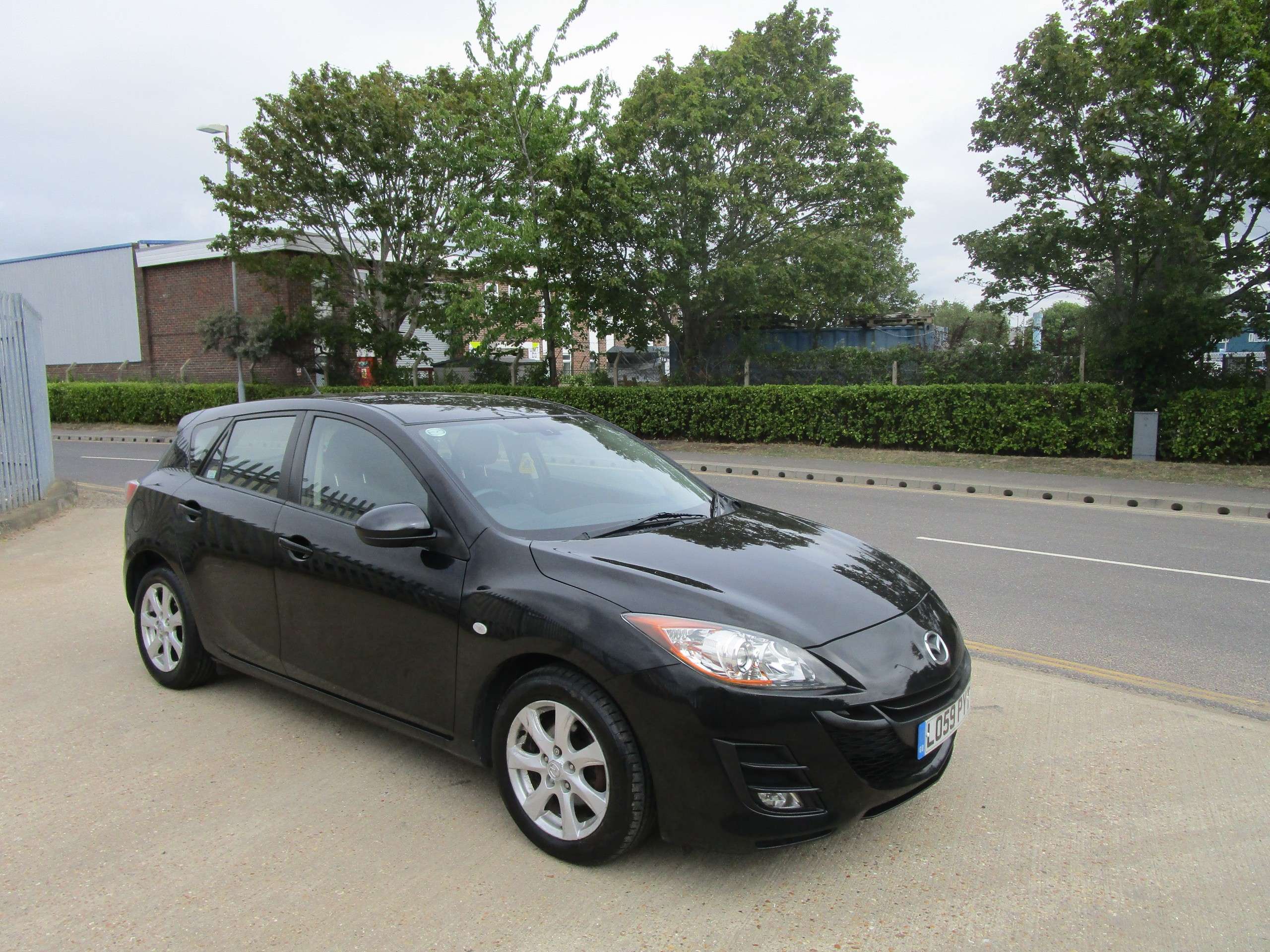 A 2010 MAZDA 3 TS2 D 5-Door (35 Pound Road Tax) A 2010 MAZDA 3 TS2 D 5-Door (35 Pound Road Tax)