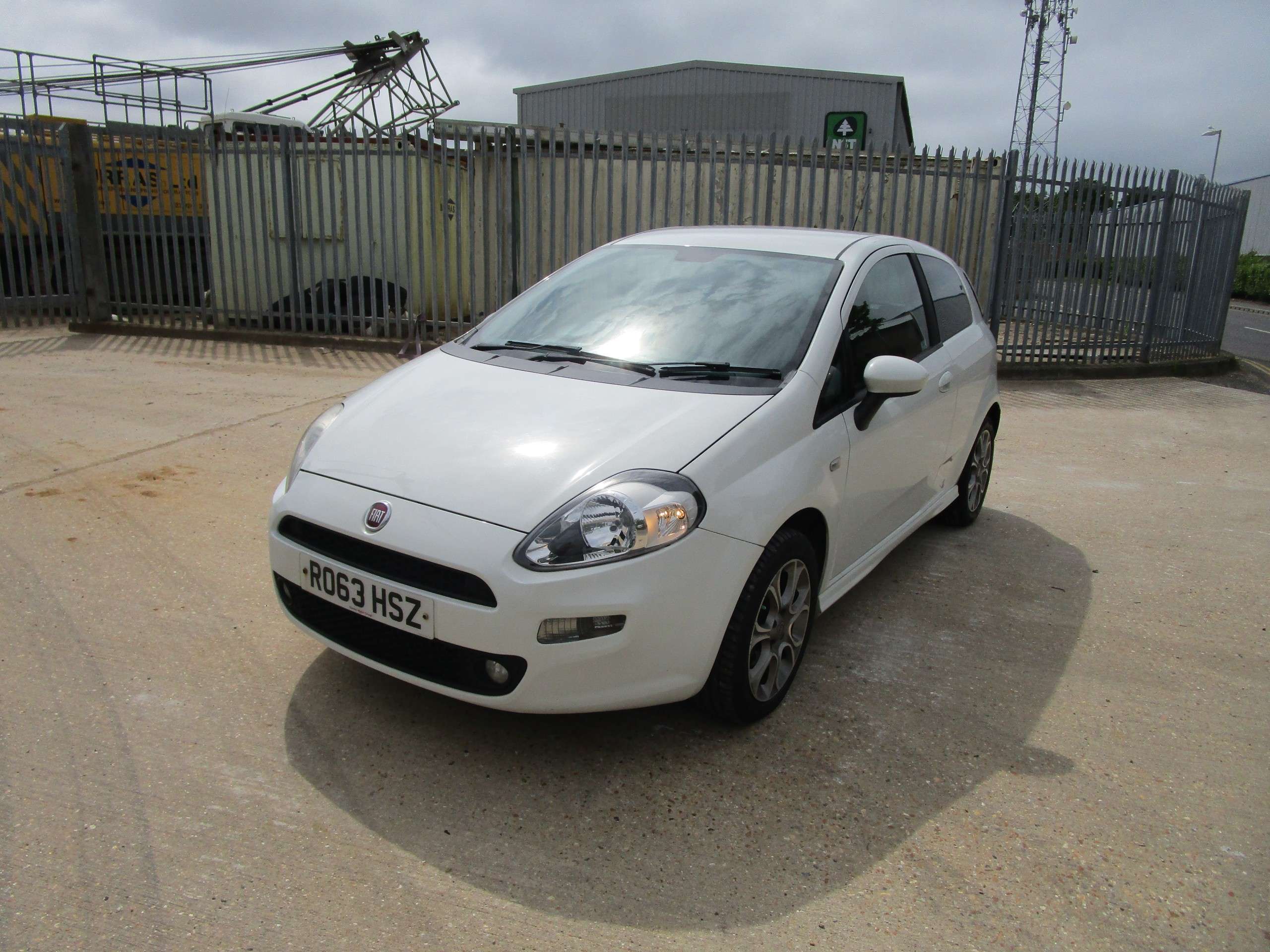 A 2013 FIAT PUNTO 1.2 GBT Hatchback 3dr Petrol Manual Euro 5 (69 bhp) A 2013 FIAT PUNTO 1.2 GBT Hatchback 3dr Petrol Manual Euro 5 (69 bhp)