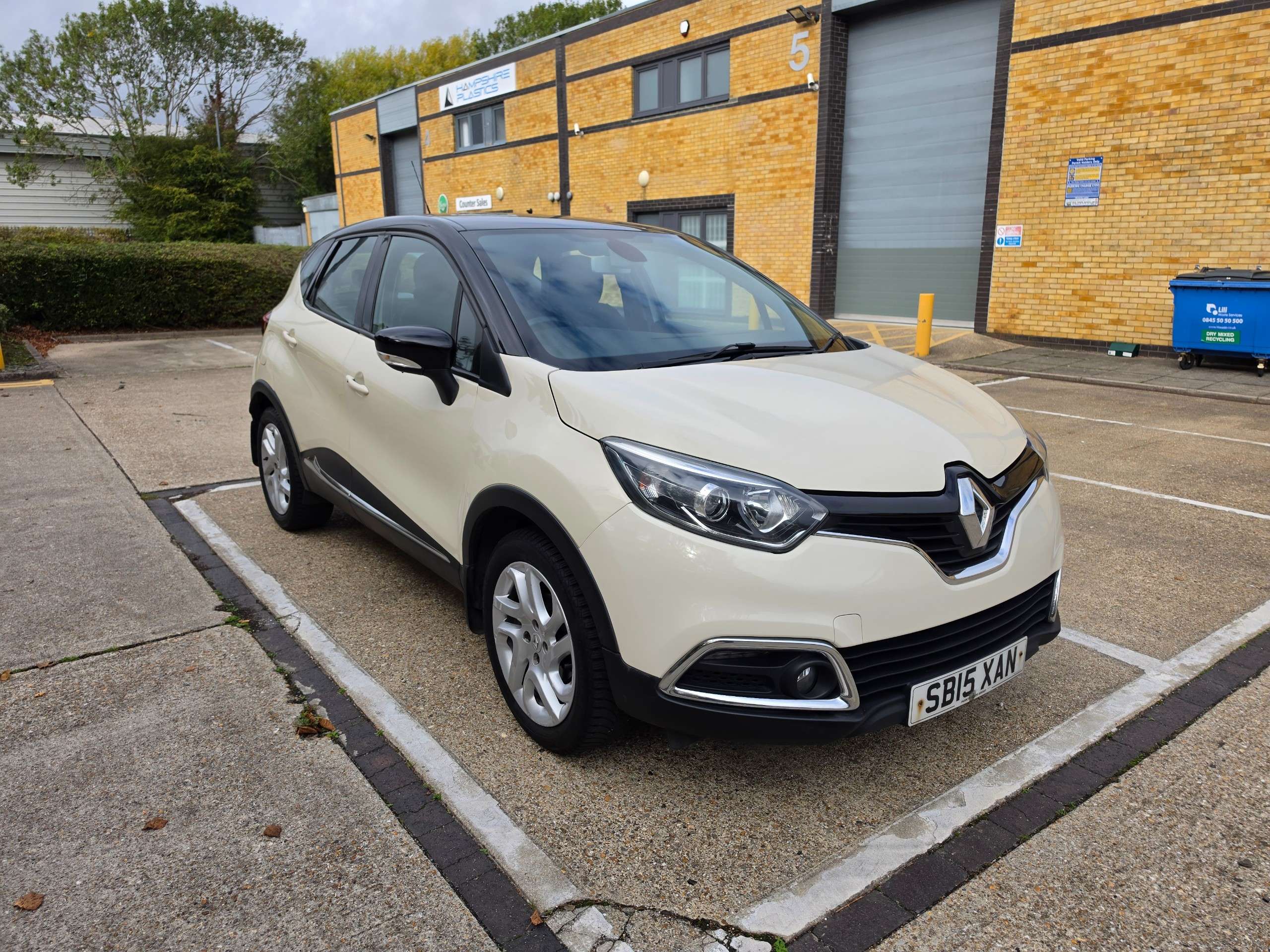 A 2015 RENAULT CAPTUR 0.9 TCe ENERGY Dynamique MediaNav SUV 5dr Petrol Manual Euro 5 (s/s) (90 ps) A 2015 RENAULT CAPTUR 0.9 TCe ENERGY Dynamique MediaNav SUV 5dr Petrol Manual Euro 5 (s/s) (90 ps)