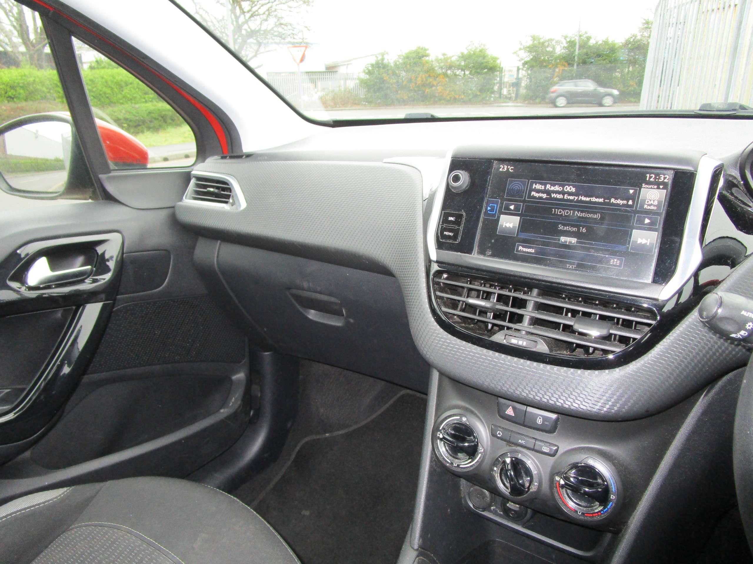 2015 PEUGEOT 208 2015 PEUGEOT 208