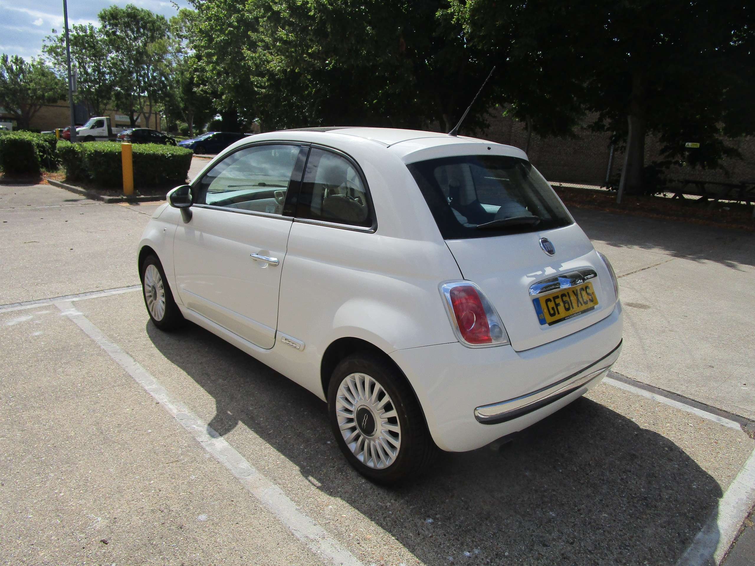 A 2011 FIAT 500 1.2 Lounge Hatchback 3dr Petrol Manual Euro 5 (s/s) (69 bhp) A 2011 FIAT 500 1.2 Lounge Hatchback 3dr Petrol Manual Euro 5 (s/s) (69 bhp)