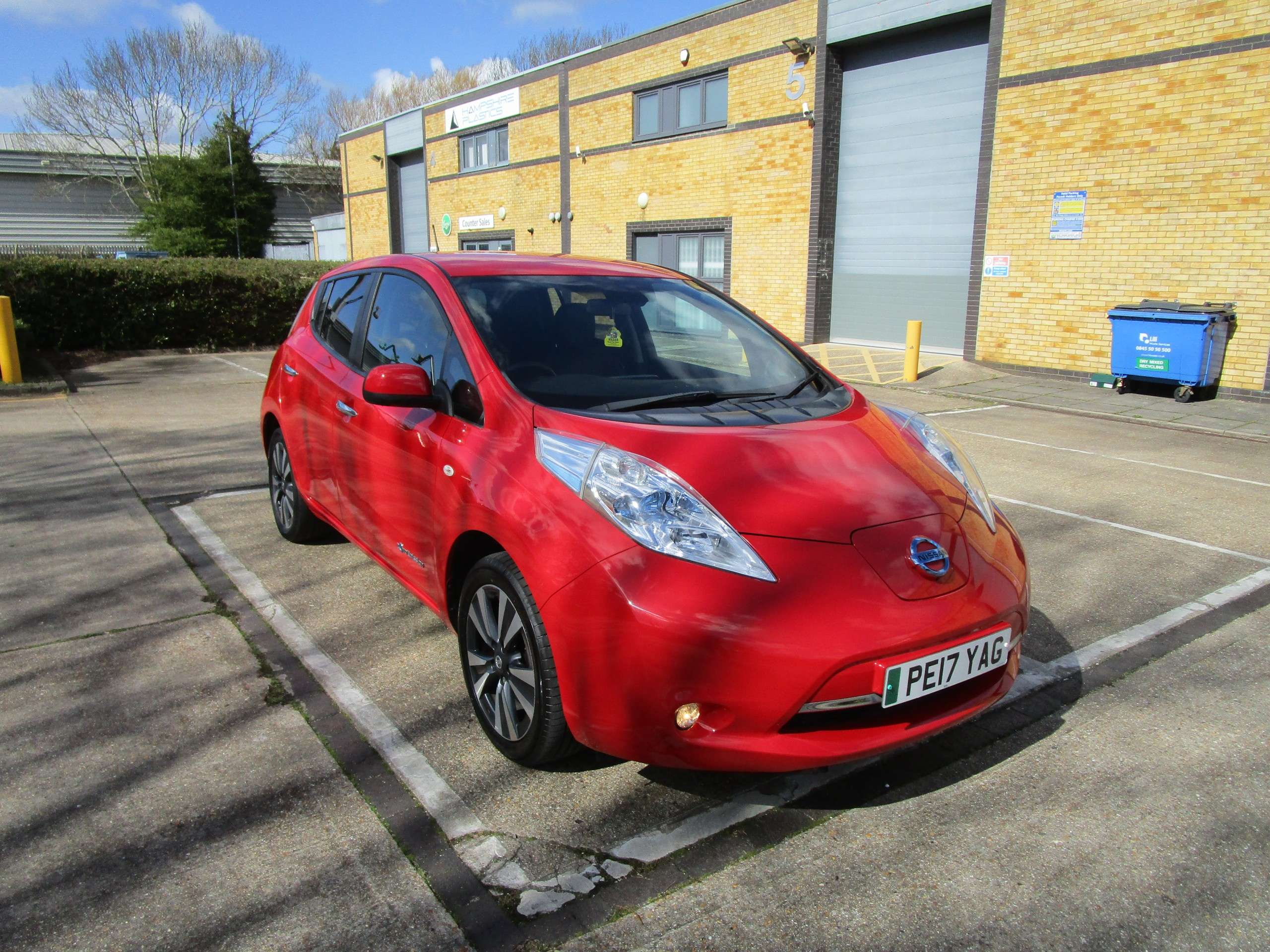 A 2017 NISSAN LEAF 30kWh Tekna Hatchback 5dr Electric Auto (109 bhp) A 2017 NISSAN LEAF 30kWh Tekna Hatchback 5dr Electric Auto (109 bhp)