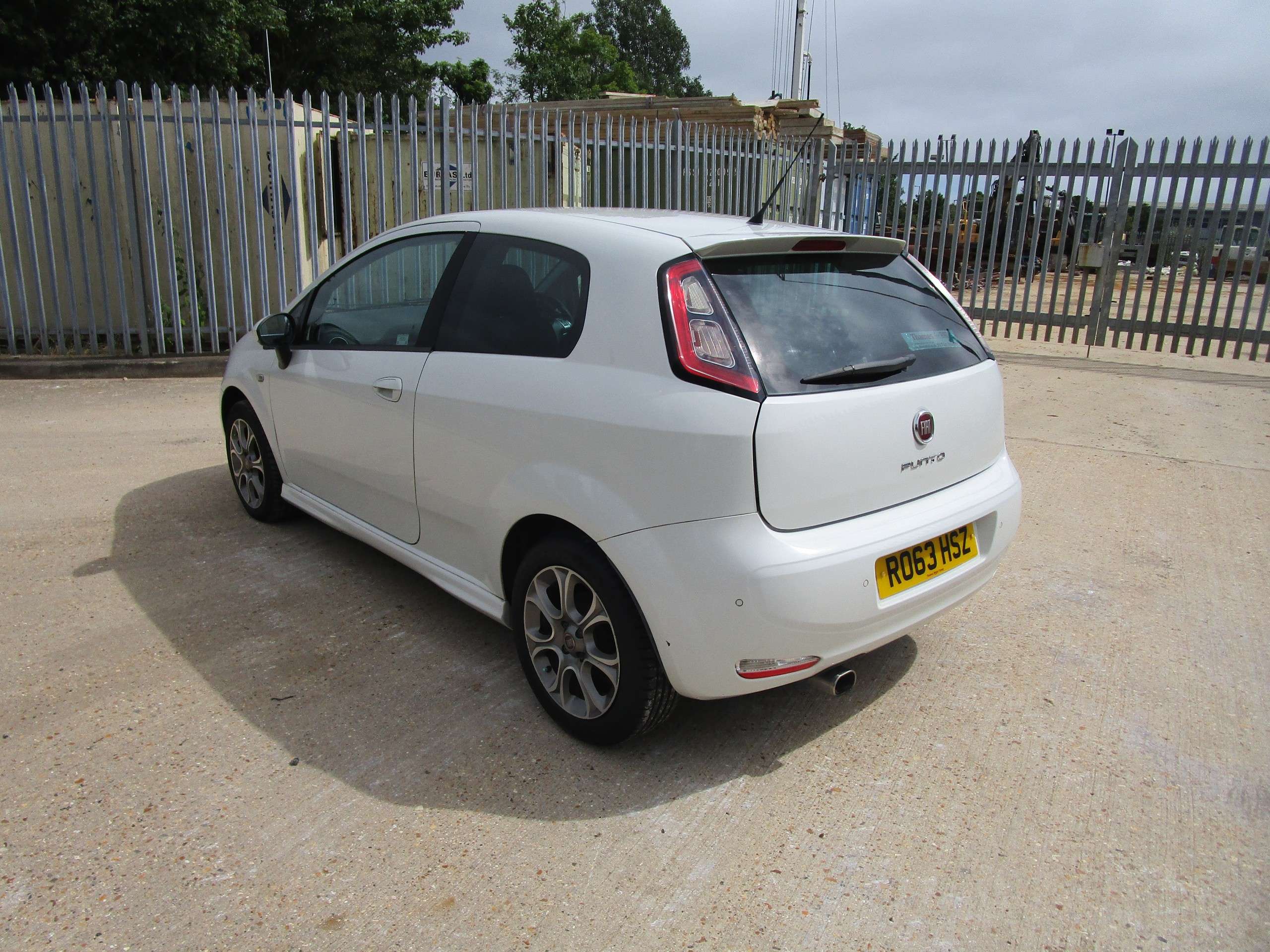 A 2013 FIAT PUNTO 1.2 GBT Hatchback 3dr Petrol Manual Euro 5 (69 bhp) A 2013 FIAT PUNTO 1.2 GBT Hatchback 3dr Petrol Manual Euro 5 (69 bhp)