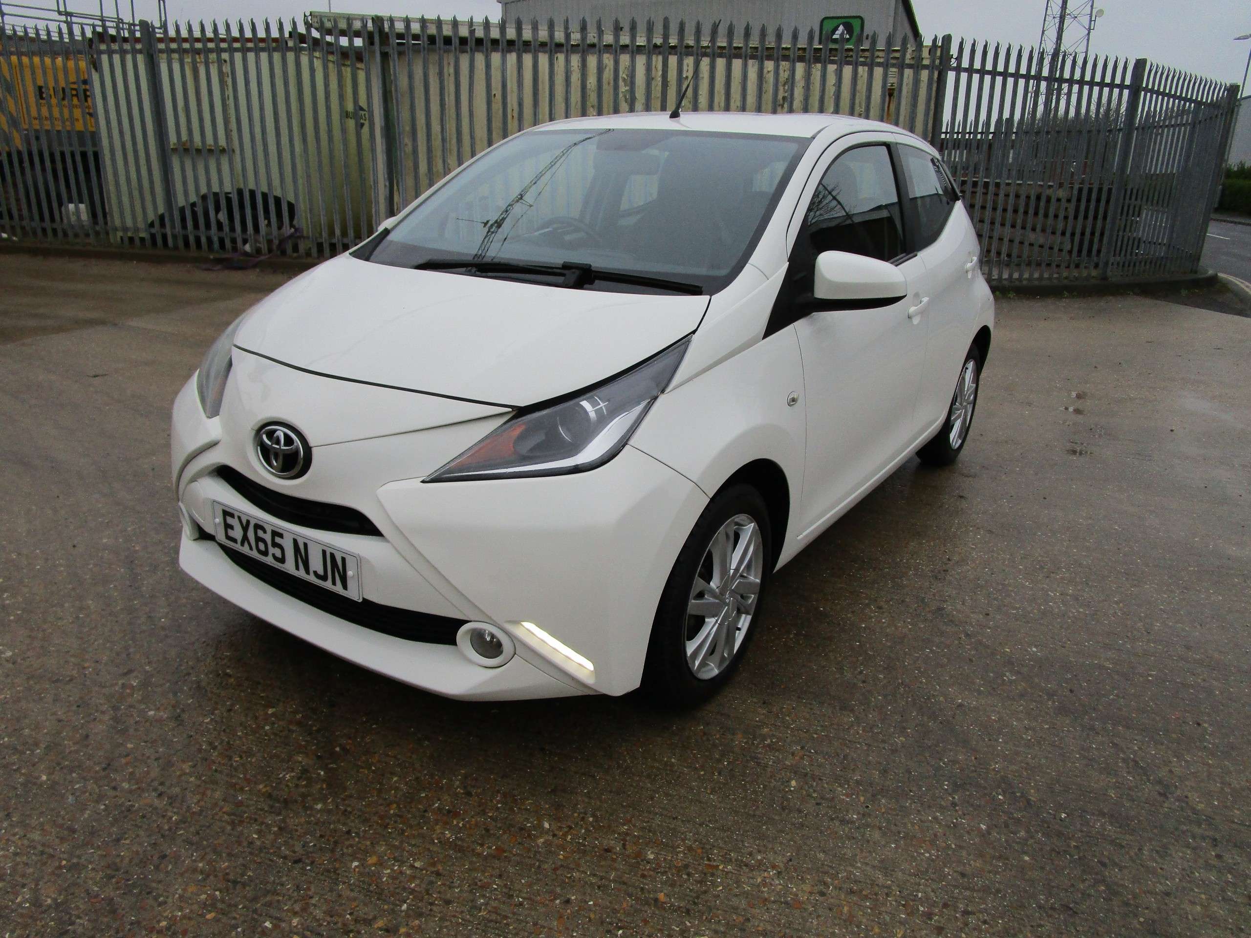 A 2015 TOYOTA AYGO 1.0 VVT-i x-pression x-wave 5dr Petrol Manual Euro 5 Euro 5 (68 ps) A 2015 TOYOTA AYGO 1.0 VVT-i x-pression x-wave 5dr Petrol Manual Euro 5 Euro 5 (68 ps)