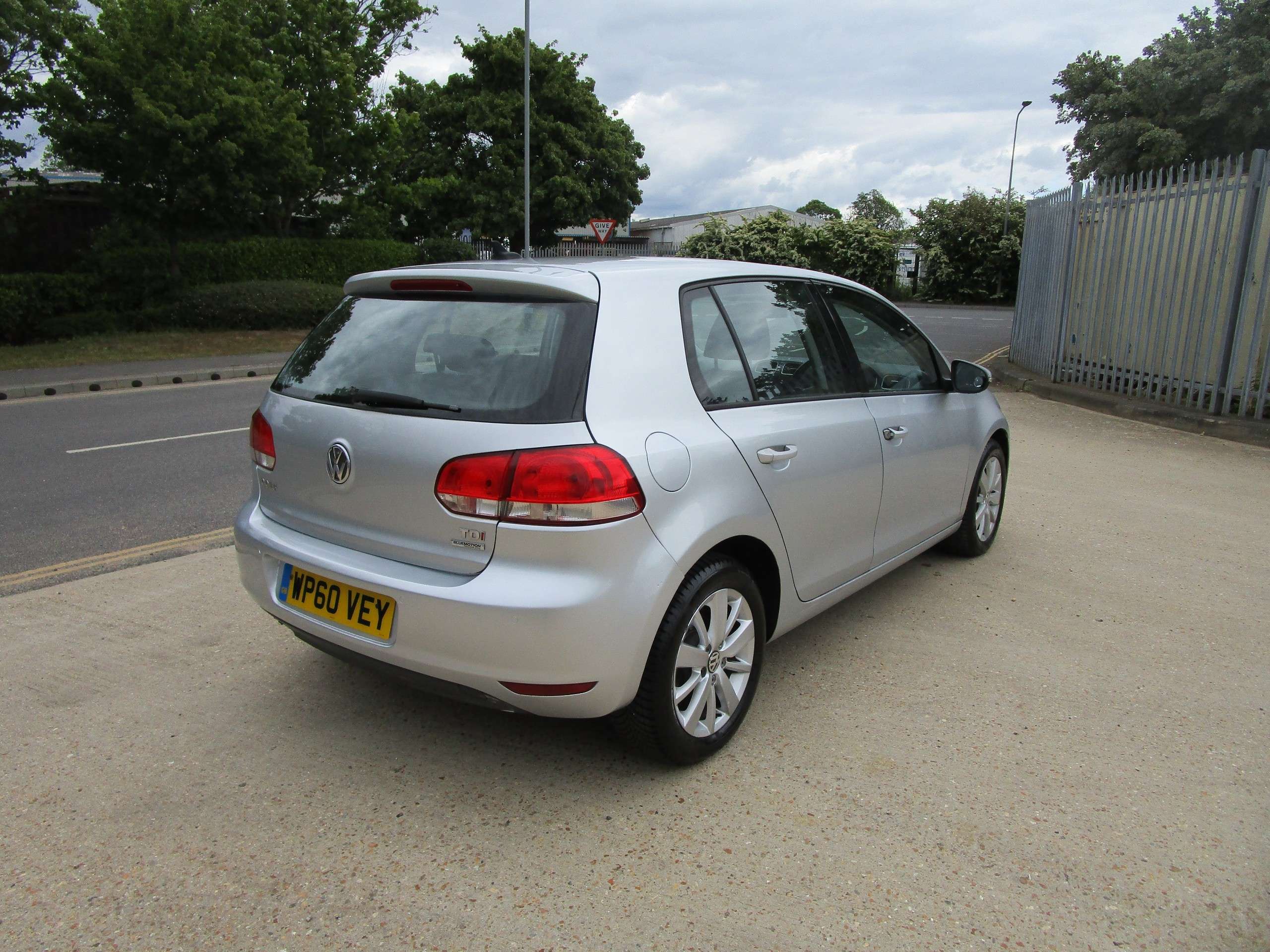 A 2011 VOLKSWAGEN GOLF 1.6 TDI BlueMotion Tech Match Hatchback 5dr Diesel Manual Euro 5 (s/s) (105 ps) A 2011 VOLKSWAGEN GOLF 1.6 TDI BlueMotion Tech Match Hatchback 5dr Diesel Manual Euro 5 (s/s) (105 ps)