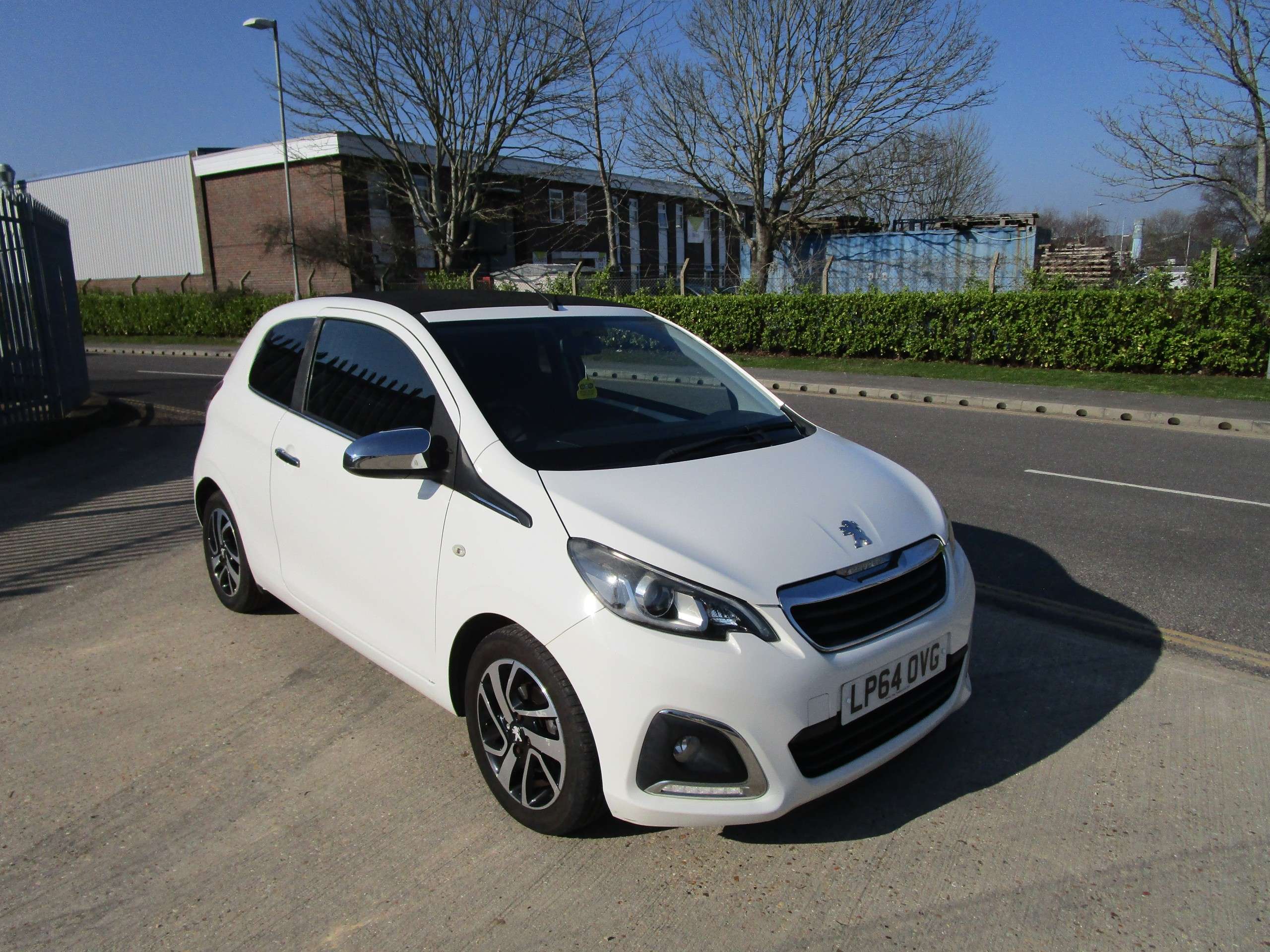 A 2015 PEUGEOT 108 1.2 VTi PureTech Allure Top 3dr Petrol Manual Euro 5 (82 ps) A 2015 PEUGEOT 108 1.2 VTi PureTech Allure Top 3dr Petrol Manual Euro 5 (82 ps)