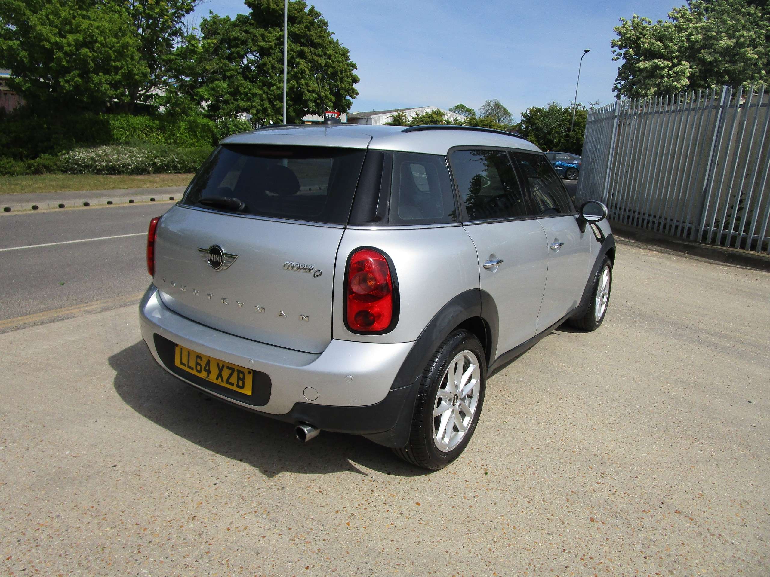 A 2014 MINI COUNTRYMAN 1.6 Cooper D Business Edition SUV 5dr Diesel Manual Euro 5 A 2014 MINI COUNTRYMAN 1.6 Cooper D Business Edition SUV 5dr Diesel Manual Euro 5
