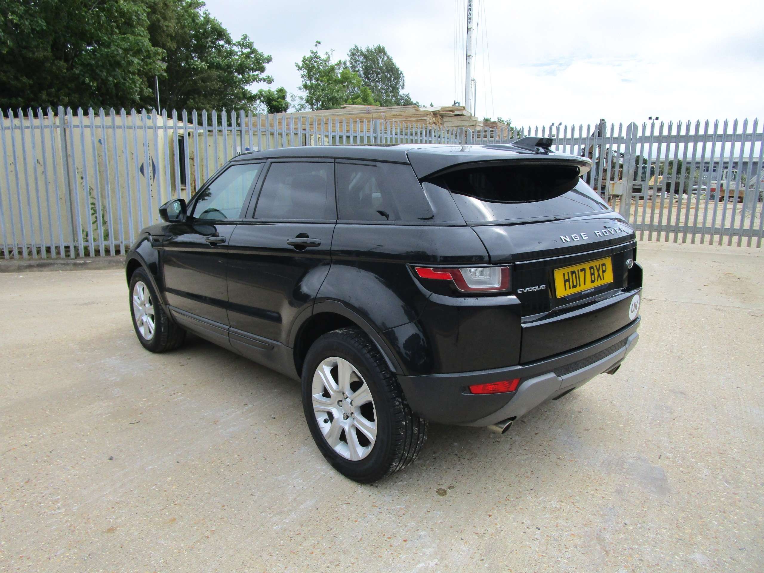 A 2017 LAND ROVER RANGE ROVER EVOQUE 2.0 TD4 SE Tech SUV 5dr Diesel Auto 4WD Euro 6 (s/s) (180 ps) A 2017 LAND ROVER RANGE ROVER EVOQUE 2.0 TD4 SE Tech SUV 5dr Diesel Auto 4WD Euro 6 (s/s) (180 ps)
