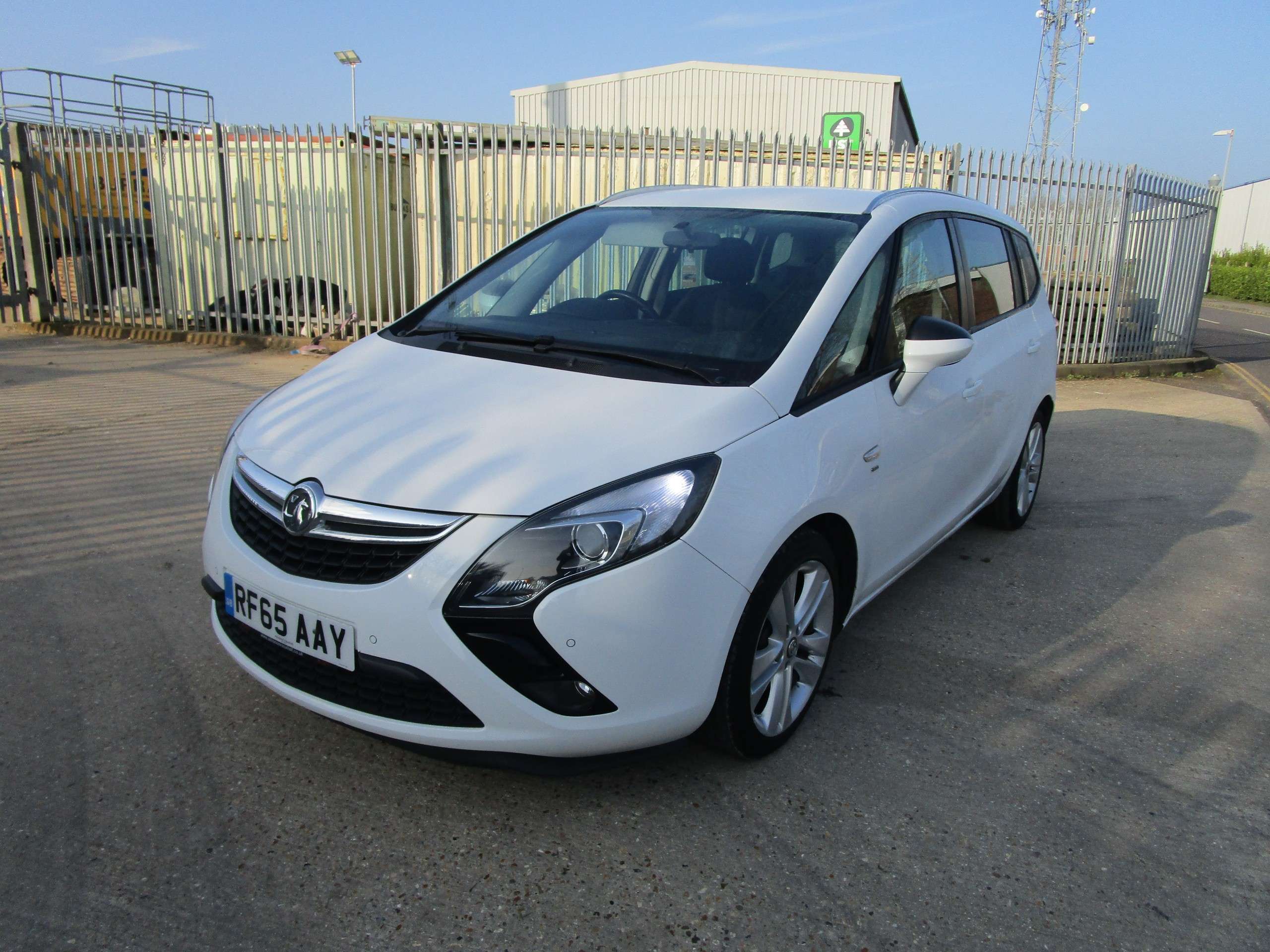 A 2015 VAUXHALL ZAFIRA TOURER 2.0 CDTi SRi MPV 5dr Diesel Auto Euro 6 (170 ps) A 2015 VAUXHALL ZAFIRA TOURER 2.0 CDTi SRi MPV 5dr Diesel Auto Euro 6 (170 ps)