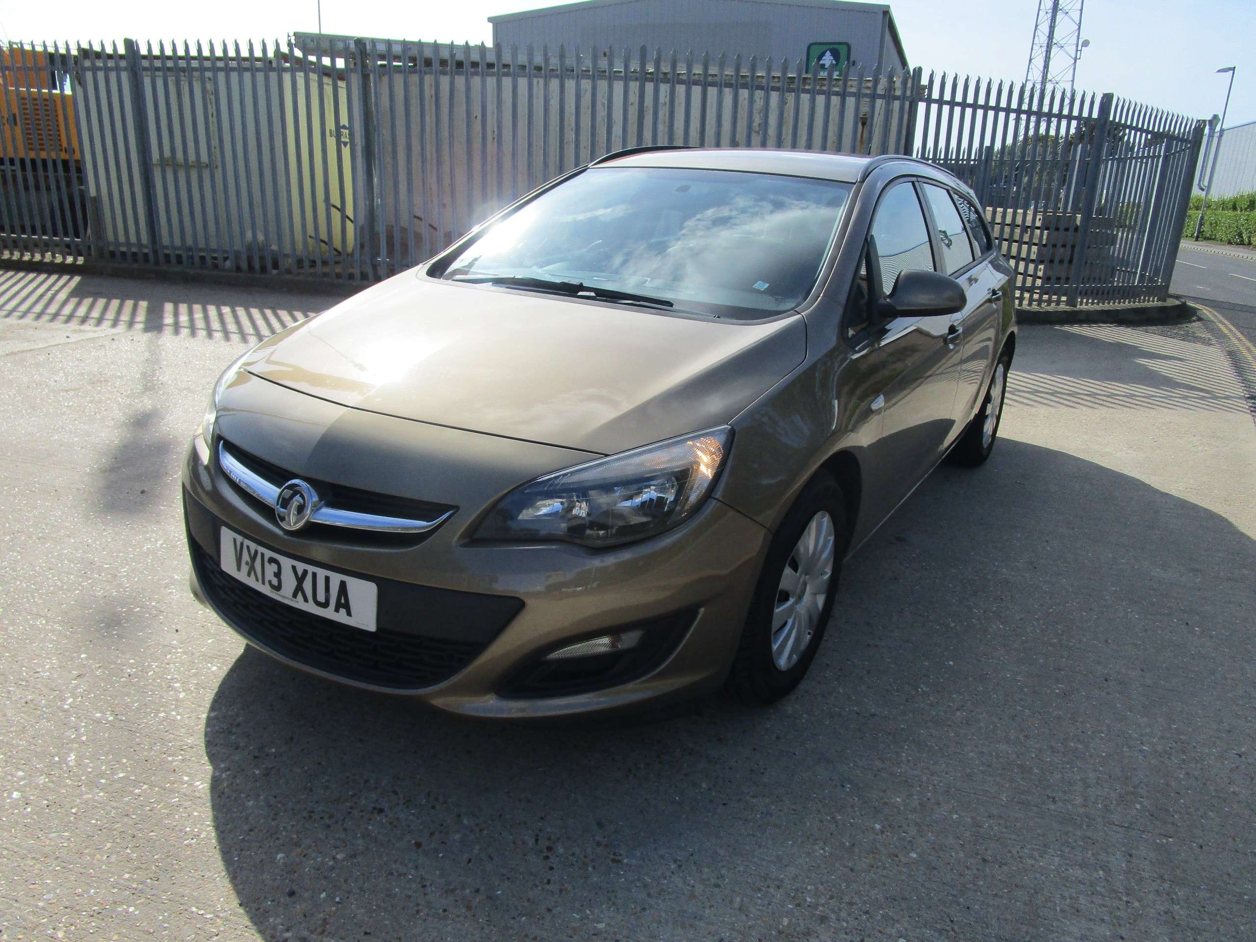 A 2013 VAUXHALL ASTRA EXCLUSIV CDTI ECOFLEX S/S 5-Door (20 Pound Road Tax) A 2013 VAUXHALL ASTRA EXCLUSIV CDTI ECOFLEX S/S 5-Door (20 Pound Road Tax)