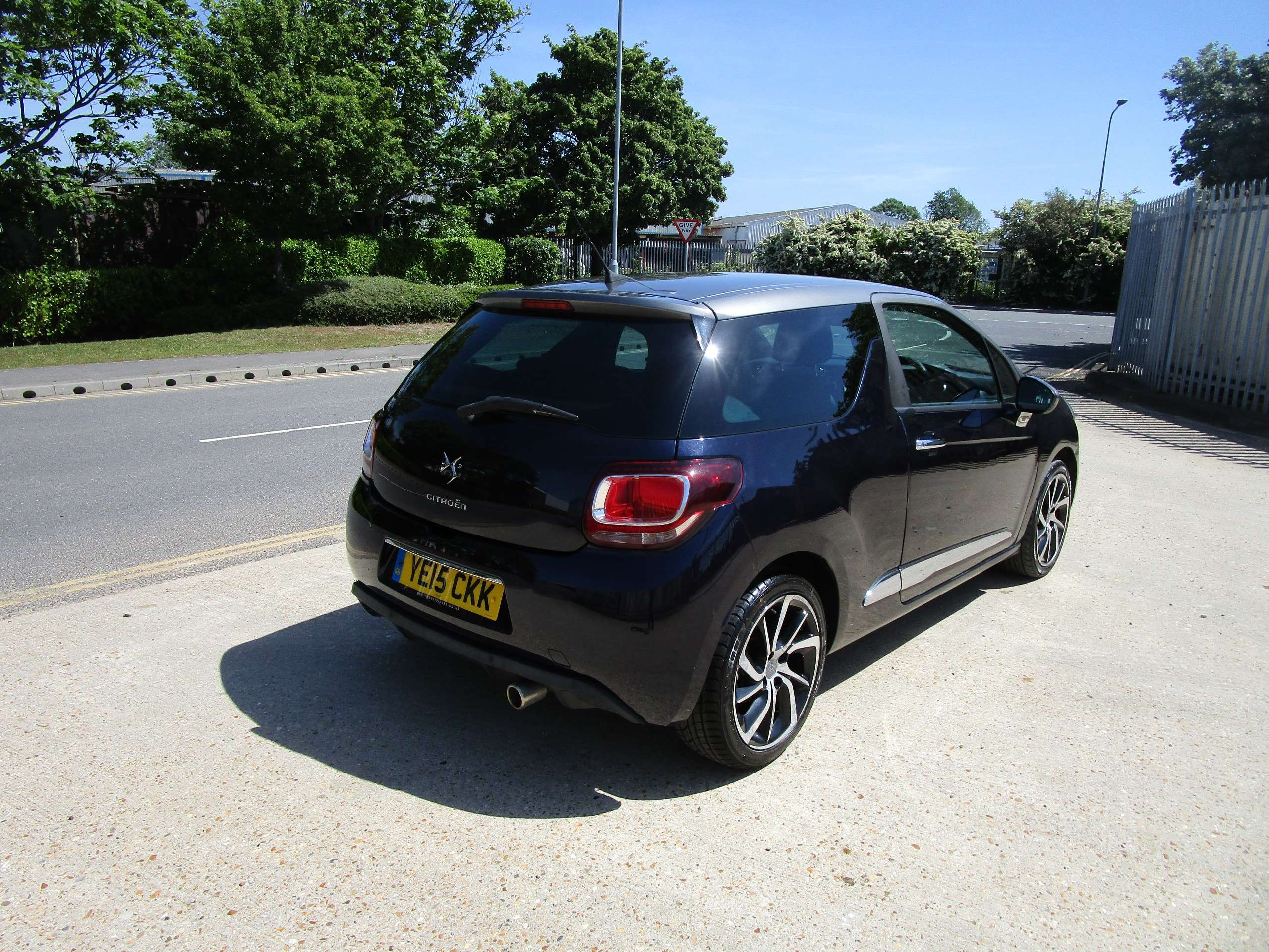 A 2015 CITROEN DS3 1.6 e-HDi DStyle Plus Hatchback 3dr Diesel Manual Euro 5 (s/s) (90 ps) A 2015 CITROEN DS3 1.6 e-HDi DStyle Plus Hatchback 3dr Diesel Manual Euro 5 (s/s) (90 ps)
