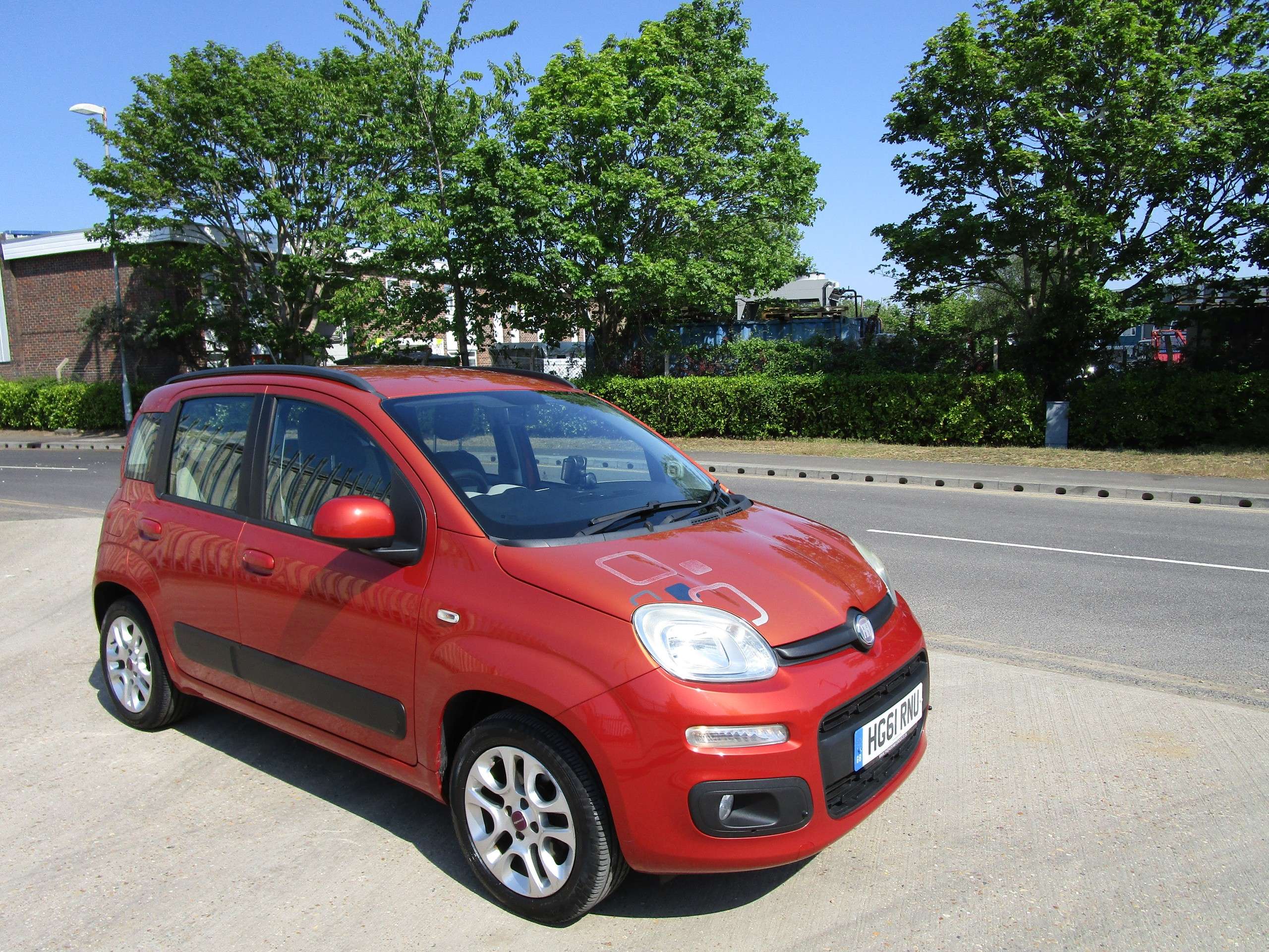 A 2012 FIAT PANDA TWINAIR LOUNGE 5-Door (20 Pound Road Tax) A 2012 FIAT PANDA TWINAIR LOUNGE 5-Door (20 Pound Road Tax)