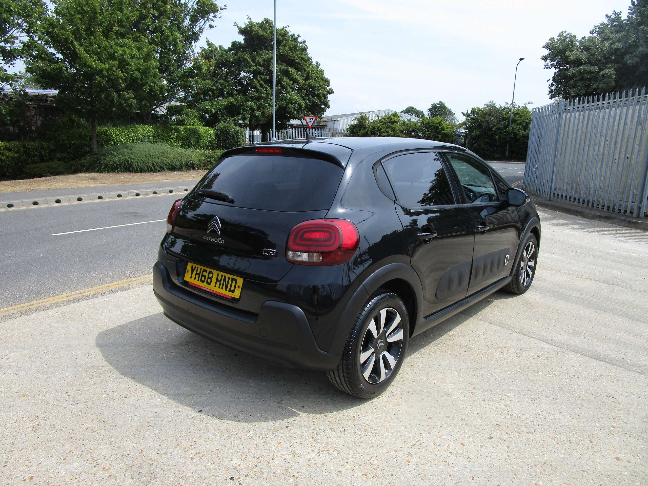 A 2018 CITROEN C3 1.2 PureTech Flair Hatchback 5dr Petrol Manual Euro 6 (82 ps) A 2018 CITROEN C3 1.2 PureTech Flair Hatchback 5dr Petrol Manual Euro 6 (82 ps)