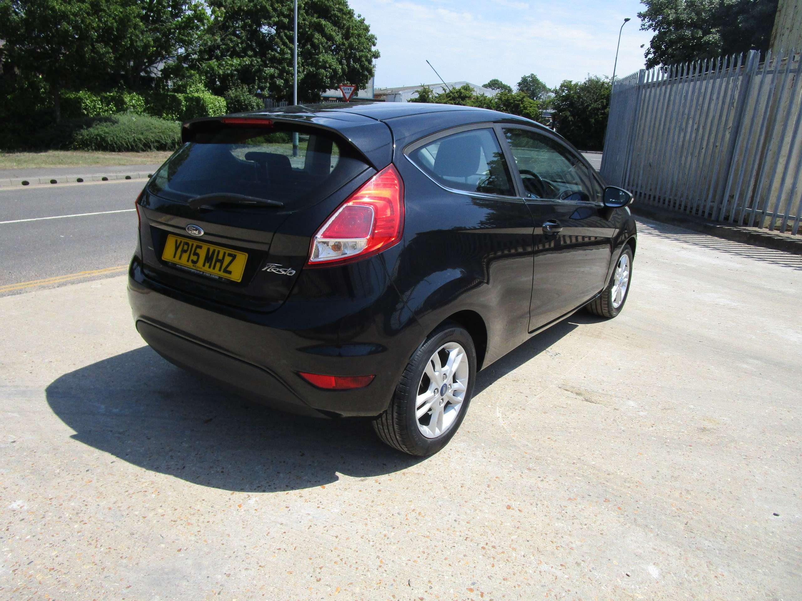 A 2015 FORD FIESTA 1.25 Zetec Hatchback 3dr Petrol Manual Euro 6 (82 ps) A 2015 FORD FIESTA 1.25 Zetec Hatchback 3dr Petrol Manual Euro 6 (82 ps)