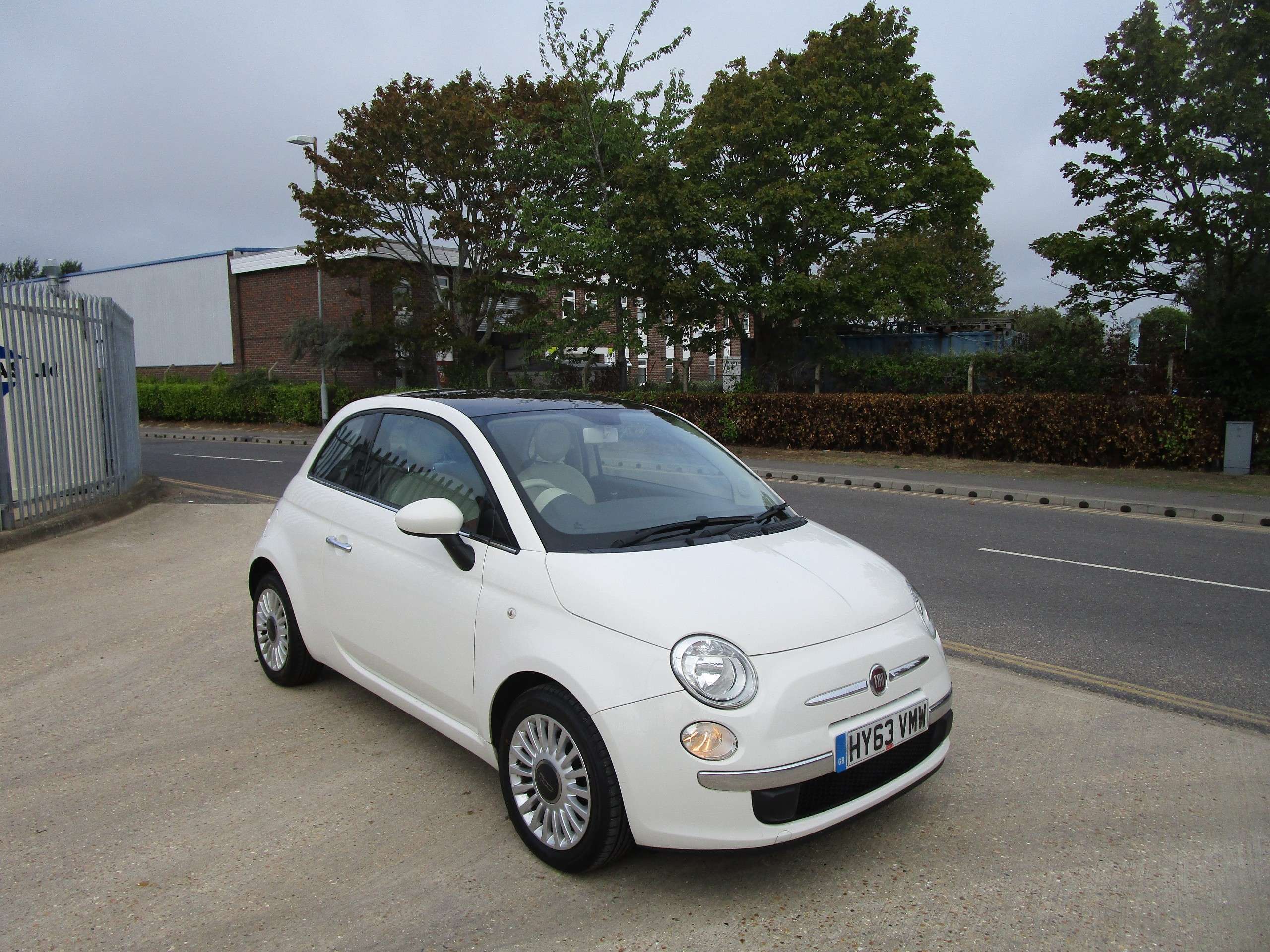 A 2013 FIAT 500 1.2 Lounge Hatchback 3dr Petrol Manual Euro 6 (s/s) (69 bhp) A 2013 FIAT 500 1.2 Lounge Hatchback 3dr Petrol Manual Euro 6 (s/s) (69 bhp)