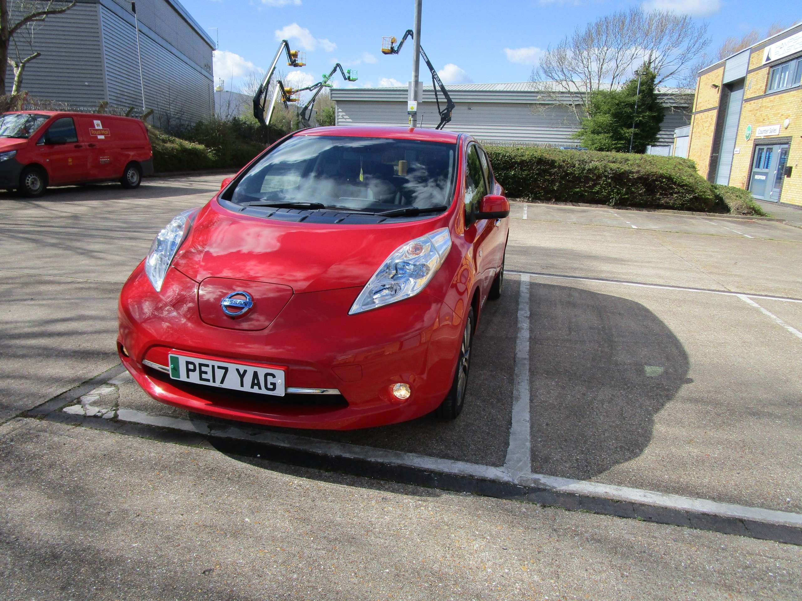 A 2017 NISSAN LEAF 30kWh Tekna Hatchback 5dr Electric Auto (109 bhp) A 2017 NISSAN LEAF 30kWh Tekna Hatchback 5dr Electric Auto (109 bhp)