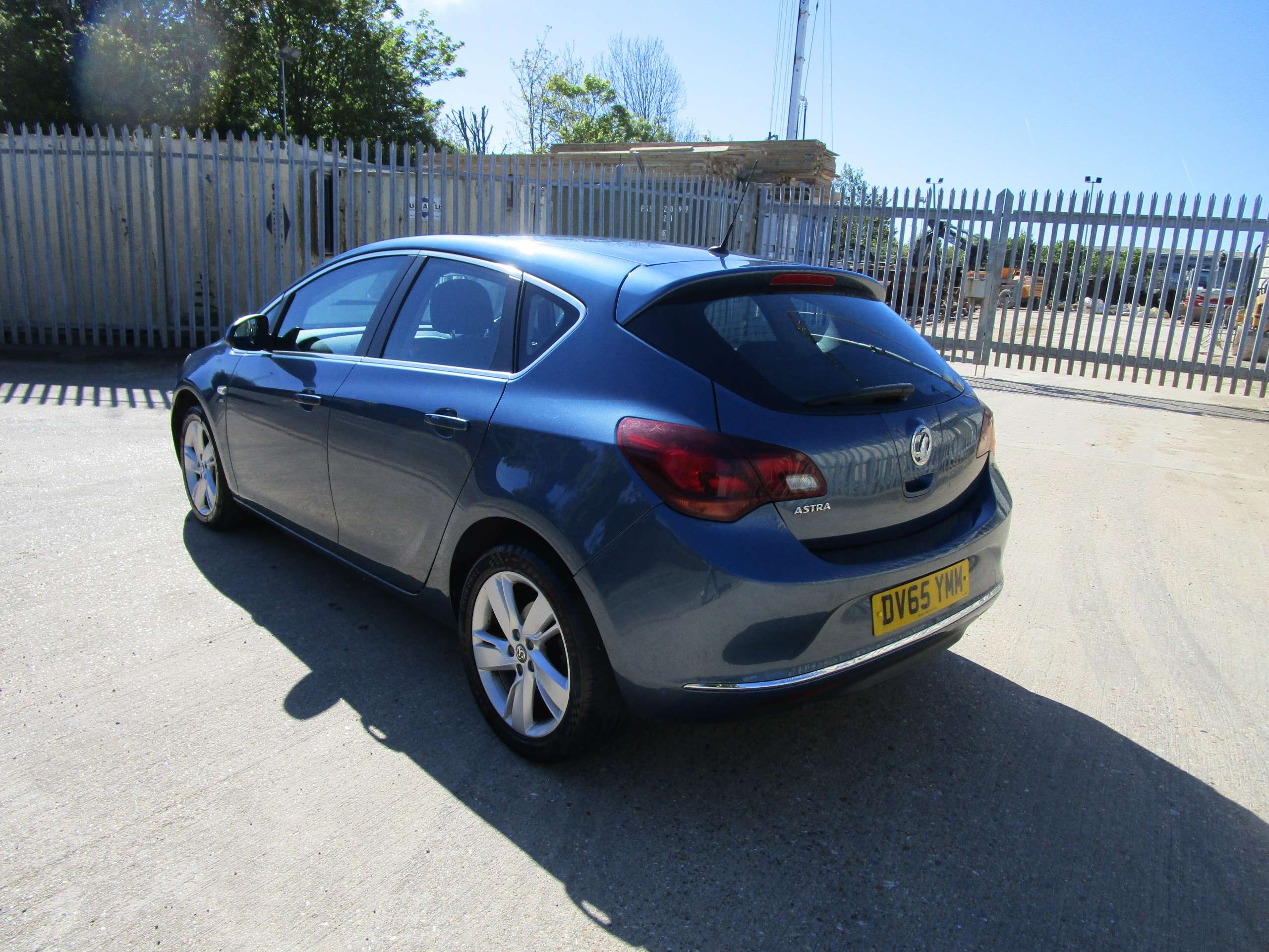 A 2015 VAUXHALL ASTRA 1.4i SRi Hatchback 5dr Petrol Manual Euro 6 (100 ps) A 2015 VAUXHALL ASTRA 1.4i SRi Hatchback 5dr Petrol Manual Euro 6 (100 ps)