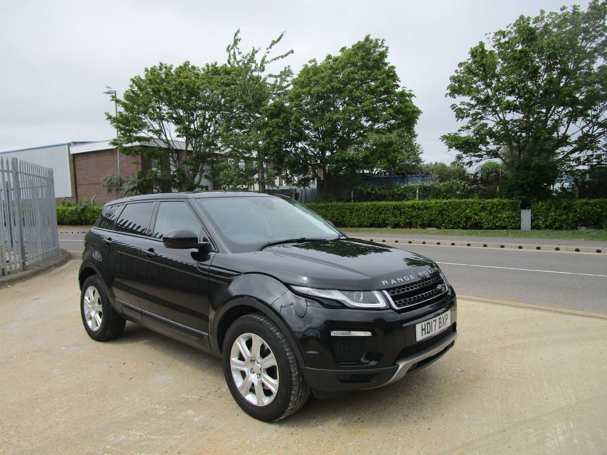 A 2017 LAND ROVER RANGE ROVER EVOQUE 2.0 TD4 SE Tech SUV 5dr Diesel Auto 4WD Euro 6 (s/s) (180 ps) A 2017 LAND ROVER RANGE ROVER EVOQUE 2.0 TD4 SE Tech SUV 5dr Diesel Auto 4WD Euro 6 (s/s) (180 ps)
