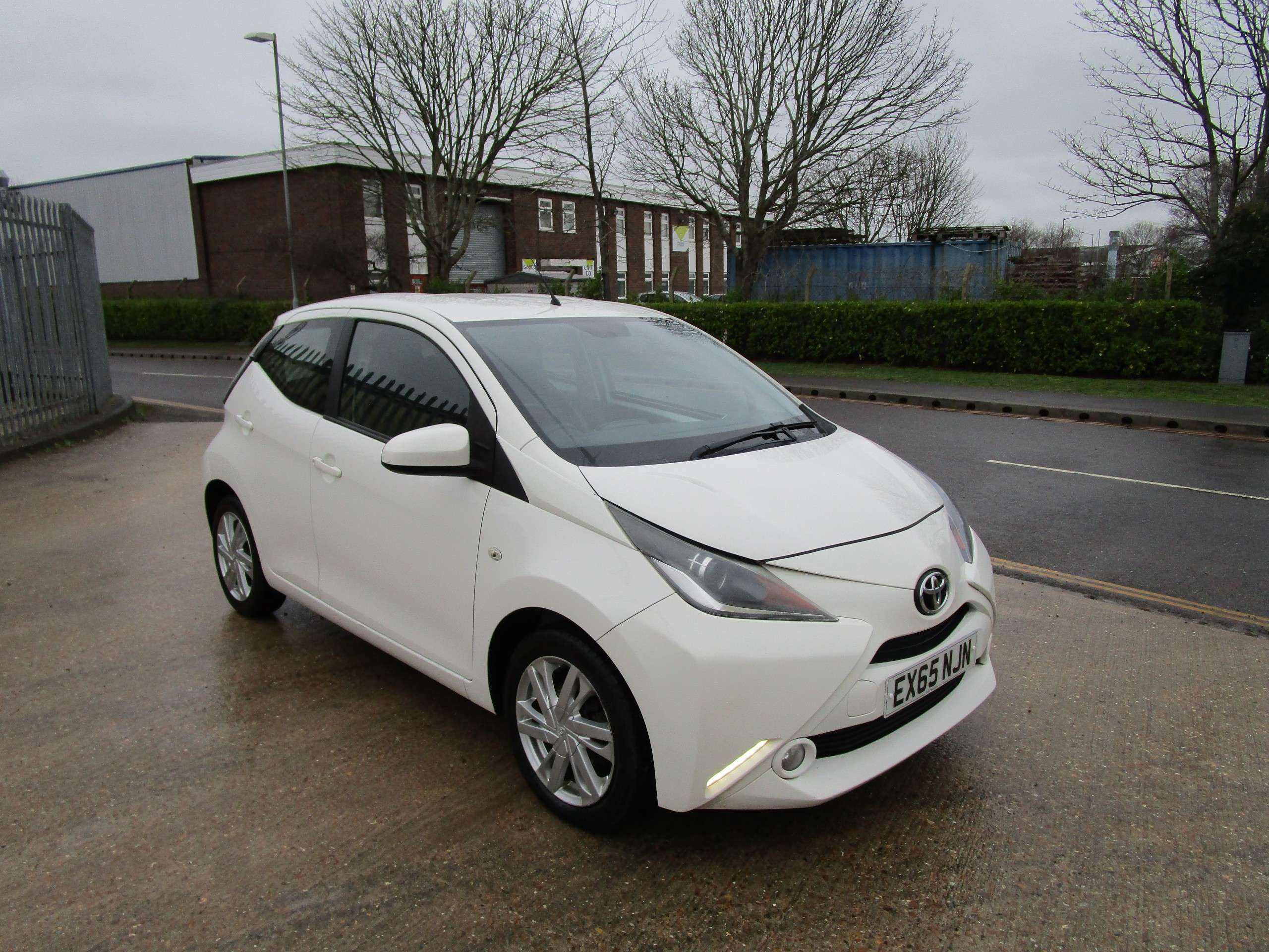 A 2015 TOYOTA AYGO 1.0 VVT-i x-pression x-wave 5dr Petrol Manual Euro 5 Euro 5 (68 ps) A 2015 TOYOTA AYGO 1.0 VVT-i x-pression x-wave 5dr Petrol Manual Euro 5 Euro 5 (68 ps)
