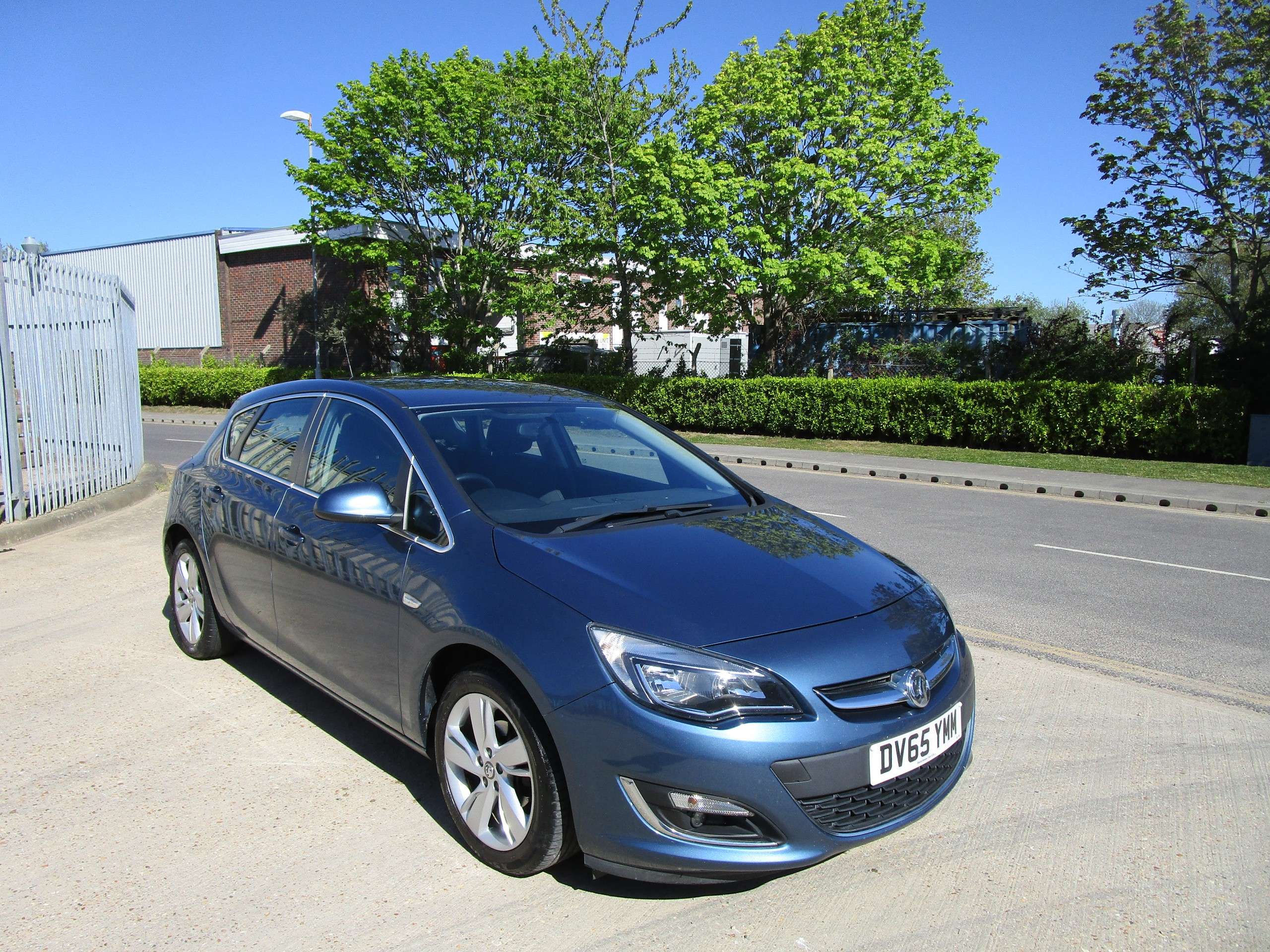 A 2015 VAUXHALL ASTRA 1.4i SRi Hatchback 5dr Petrol Manual Euro 6 (100 ps) A 2015 VAUXHALL ASTRA 1.4i SRi Hatchback 5dr Petrol Manual Euro 6 (100 ps)