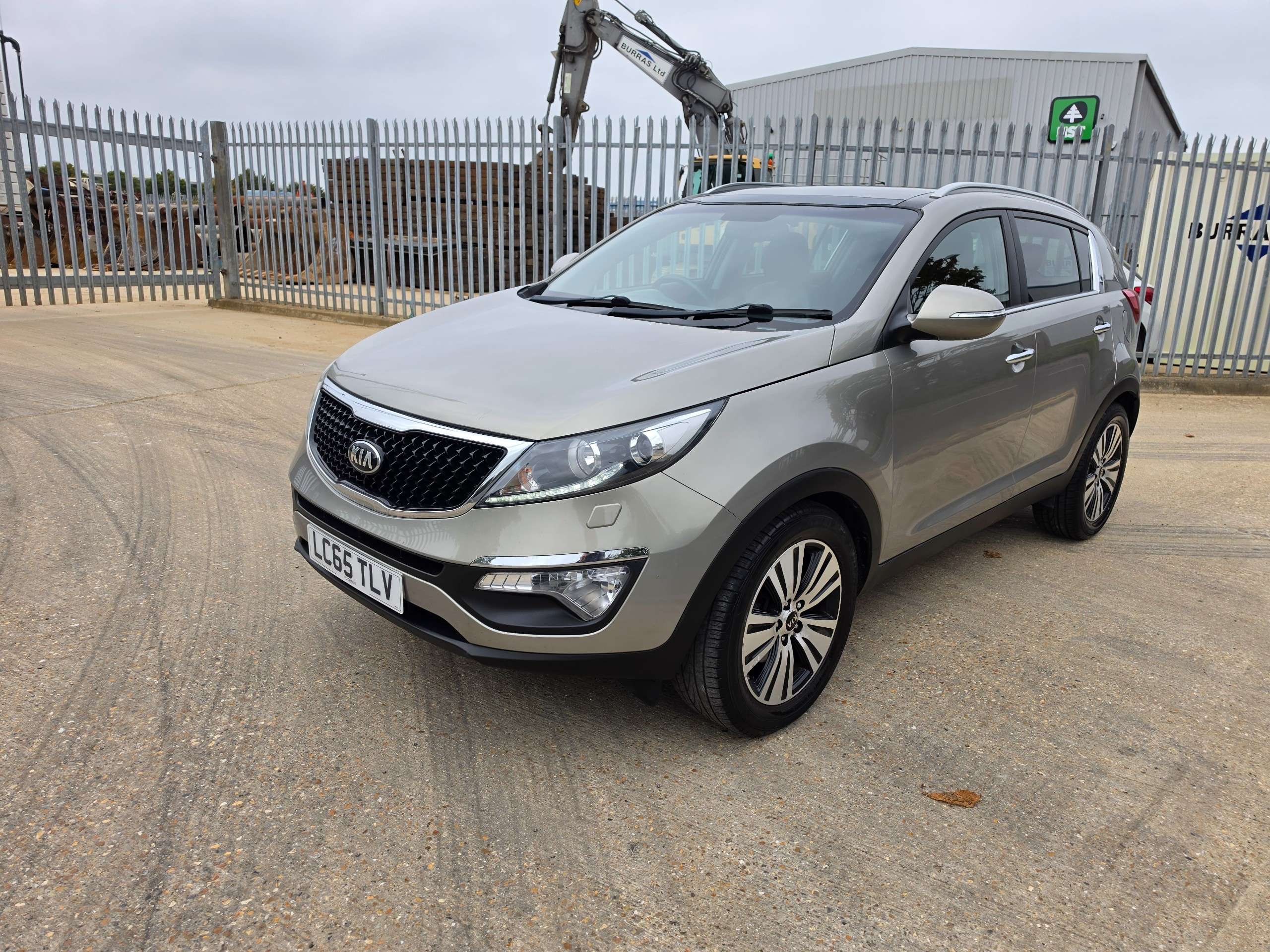 A 2015 KIA SPORTAGE 1.7 CRDi EcoDynamics 3 SUV 5dr Diesel Manual 2WD Euro 6 (s/s) (114 bhp) A 2015 KIA SPORTAGE 1.7 CRDi EcoDynamics 3 SUV 5dr Diesel Manual 2WD Euro 6 (s/s) (114 bhp)